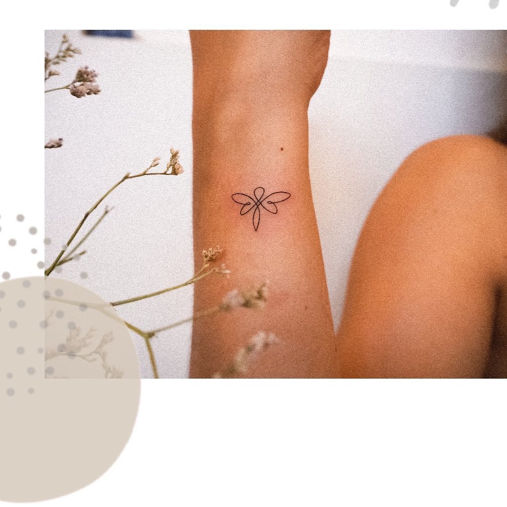 Tatuaje de flor en antebrazo, línea fina Sinkply Madrid