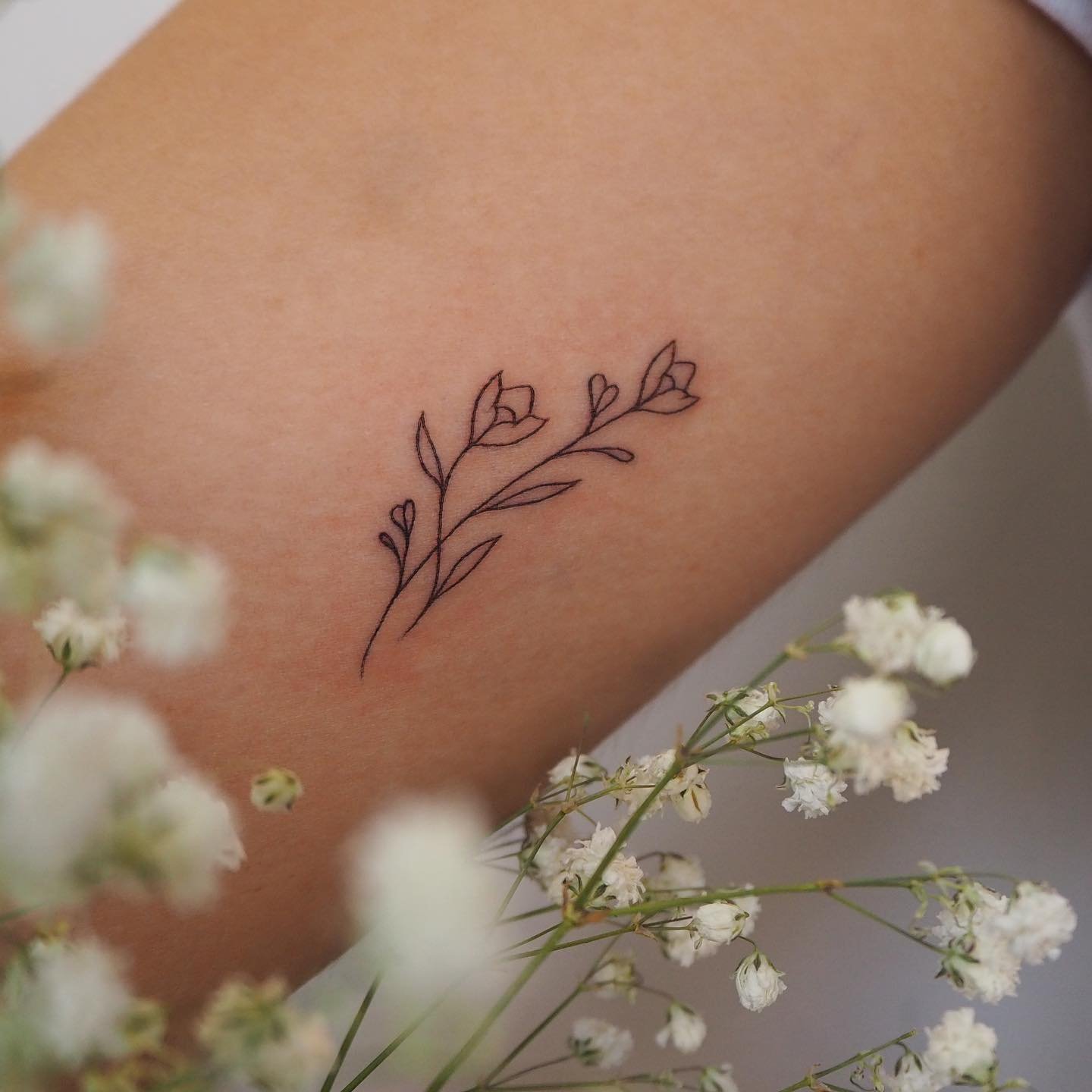 Tatuaje de flor en antebrazo, línea fina Sinkply Madrid