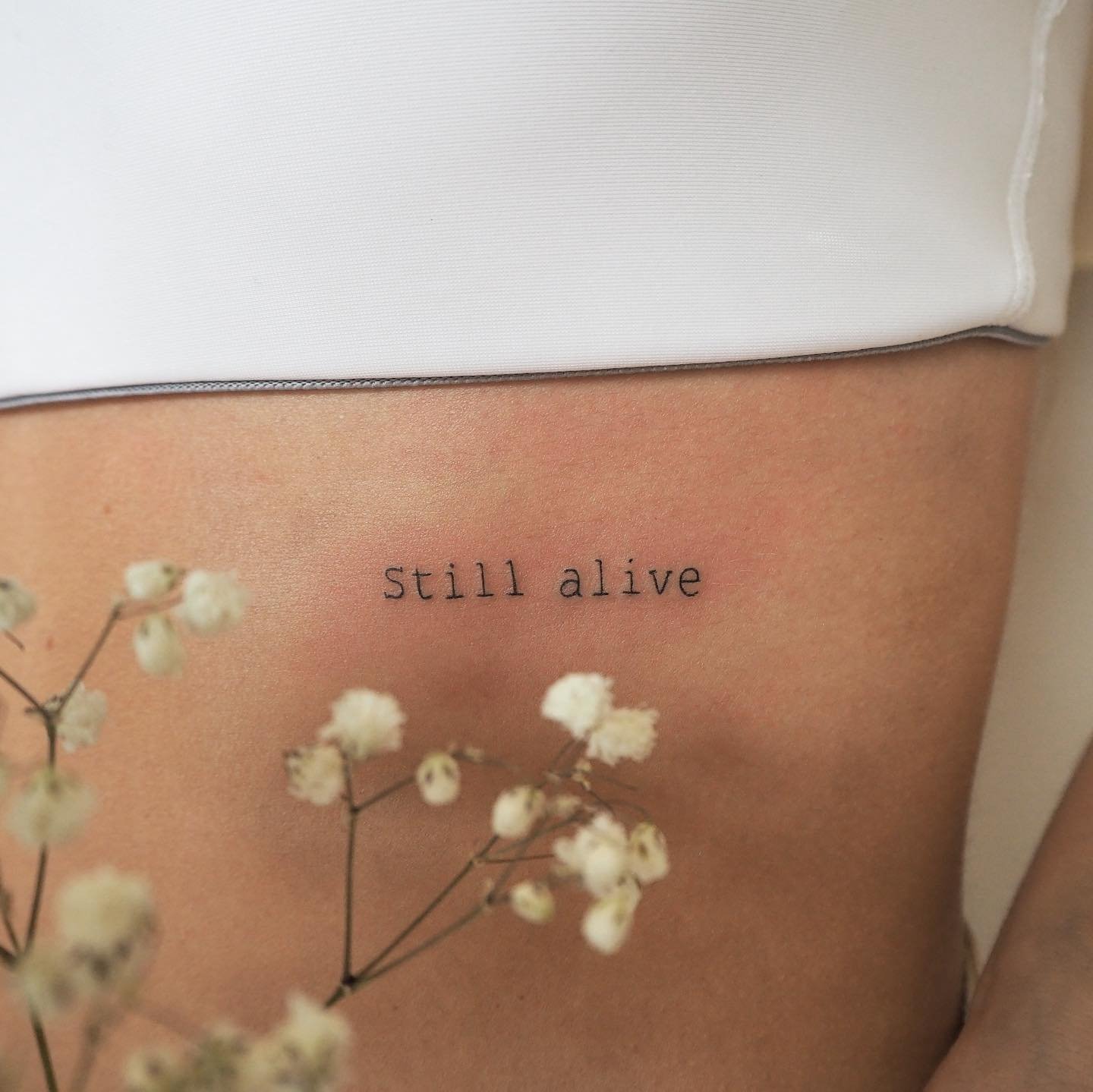 Tatuaje de flor en antebrazo, línea fina Sinkply Madrid
