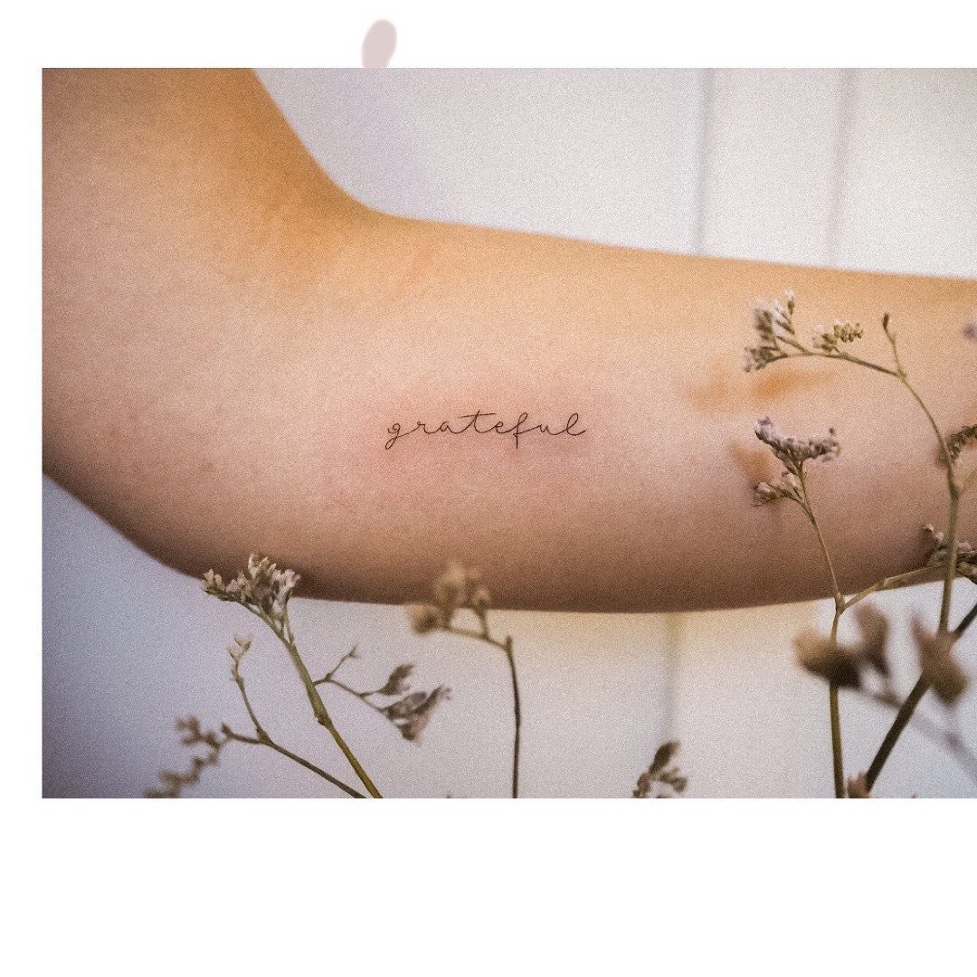 Tatuaje de flor en antebrazo, línea fina Sinkply Madrid
