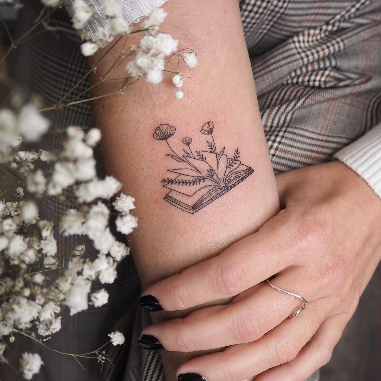 Tatuaje de flor en antebrazo, línea fina Sinkply Madrid