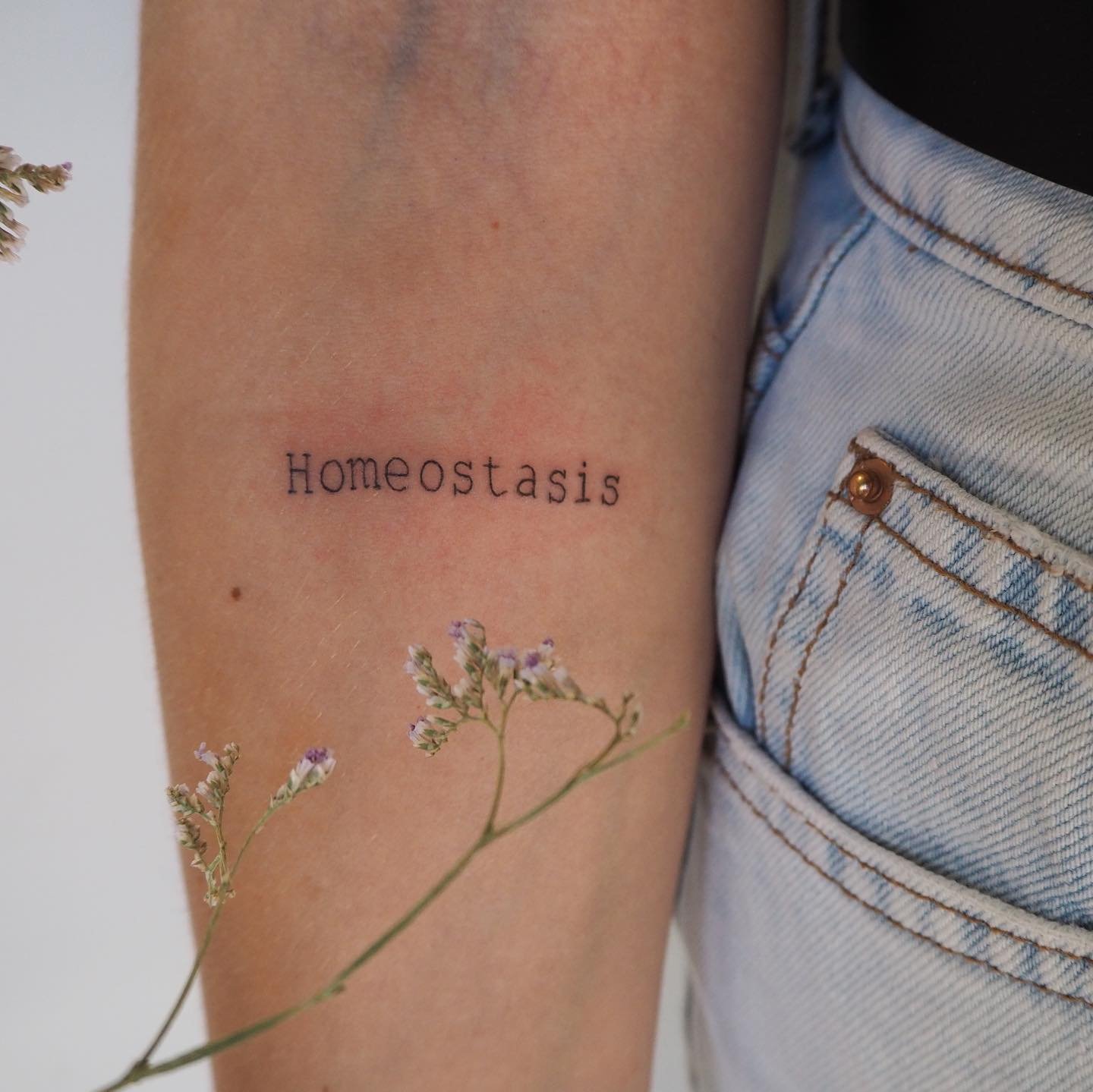 Tatuaje de flor en antebrazo, línea fina Sinkply Madrid