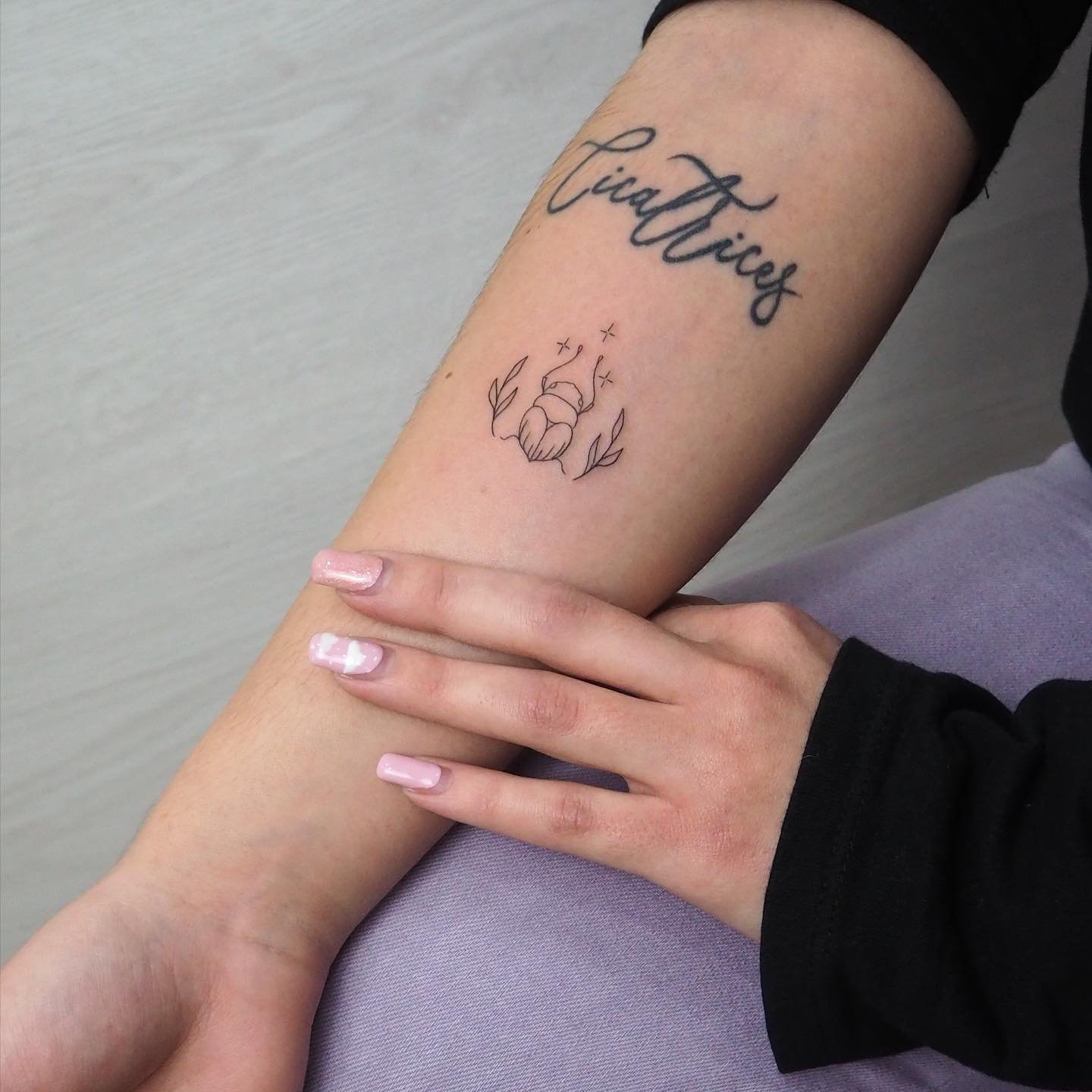 Tatuaje de flor en antebrazo, línea fina Sinkply Madrid