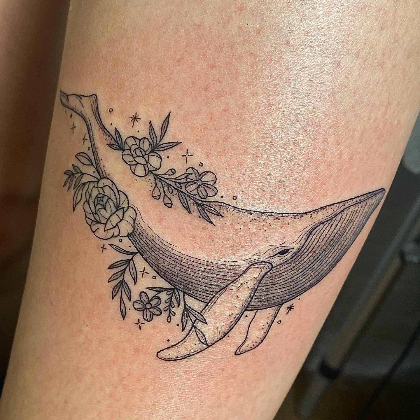 Tatuaje de flor en antebrazo, línea fina Sinkply Madrid