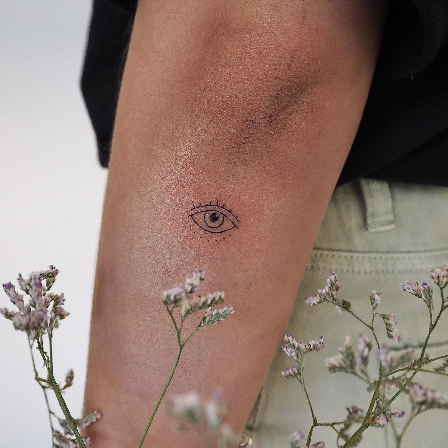 Tatuaje de flor en antebrazo, línea fina Sinkply Madrid