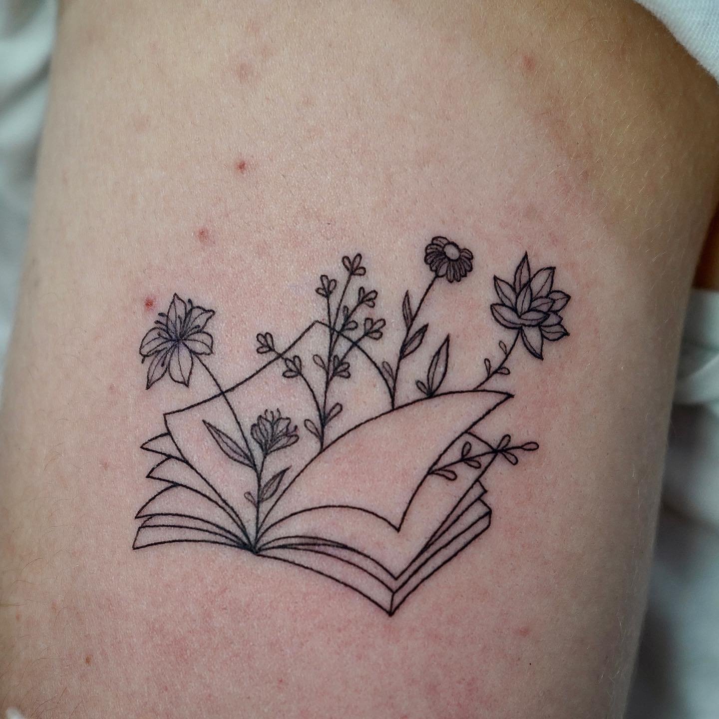 Tatuaje de flor en antebrazo, línea fina Sinkply Madrid