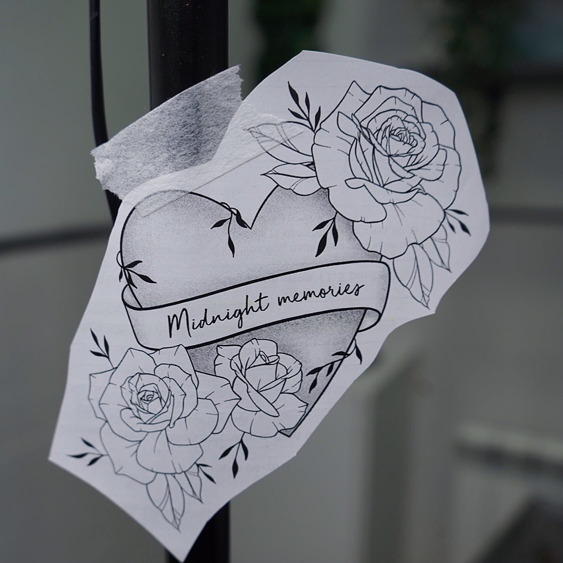 Tatuaje de flor en antebrazo, línea fina Sinkply Madrid