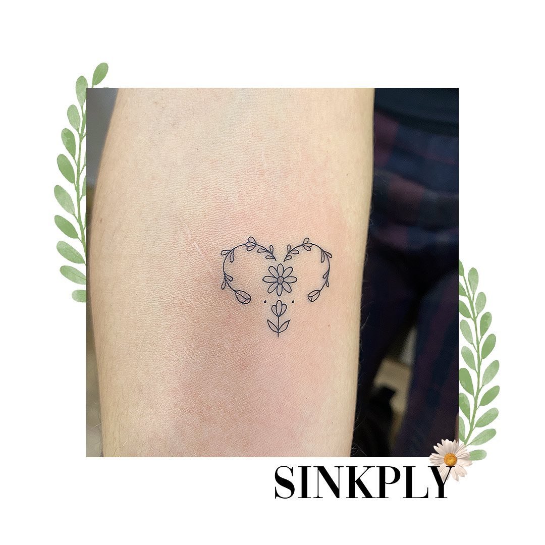 Tatuaje de flor en antebrazo, línea fina Sinkply Madrid