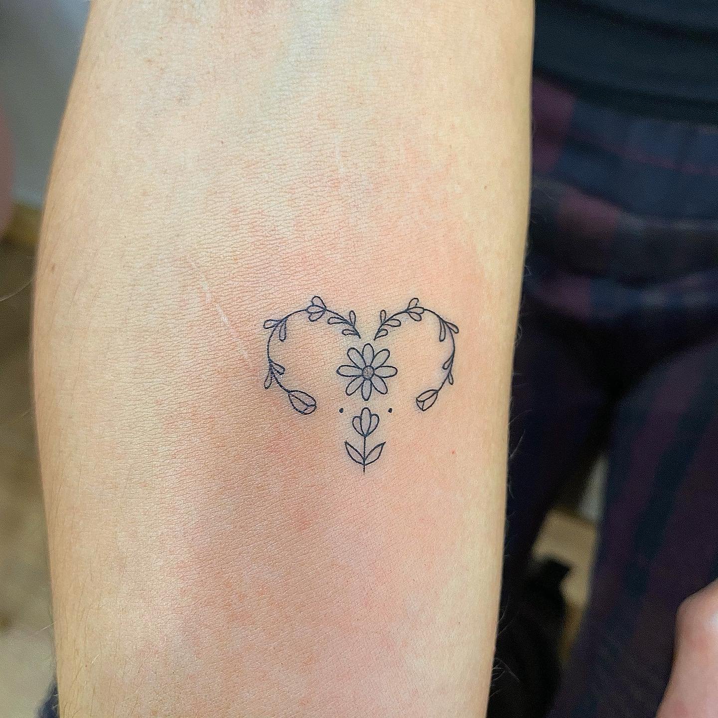 Tatuaje de flor en antebrazo, línea fina Sinkply Madrid
