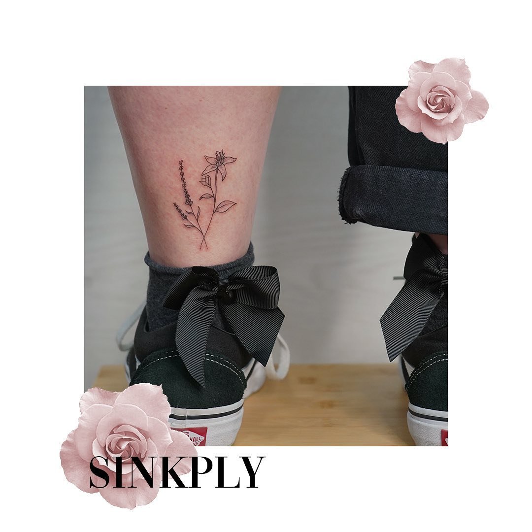 Tatuaje de flor en antebrazo, línea fina Sinkply Madrid