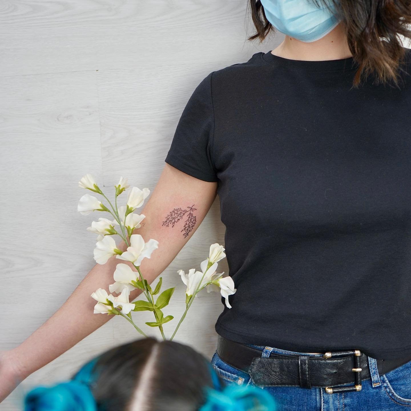 Tatuaje de flor en antebrazo, línea fina Sinkply Madrid