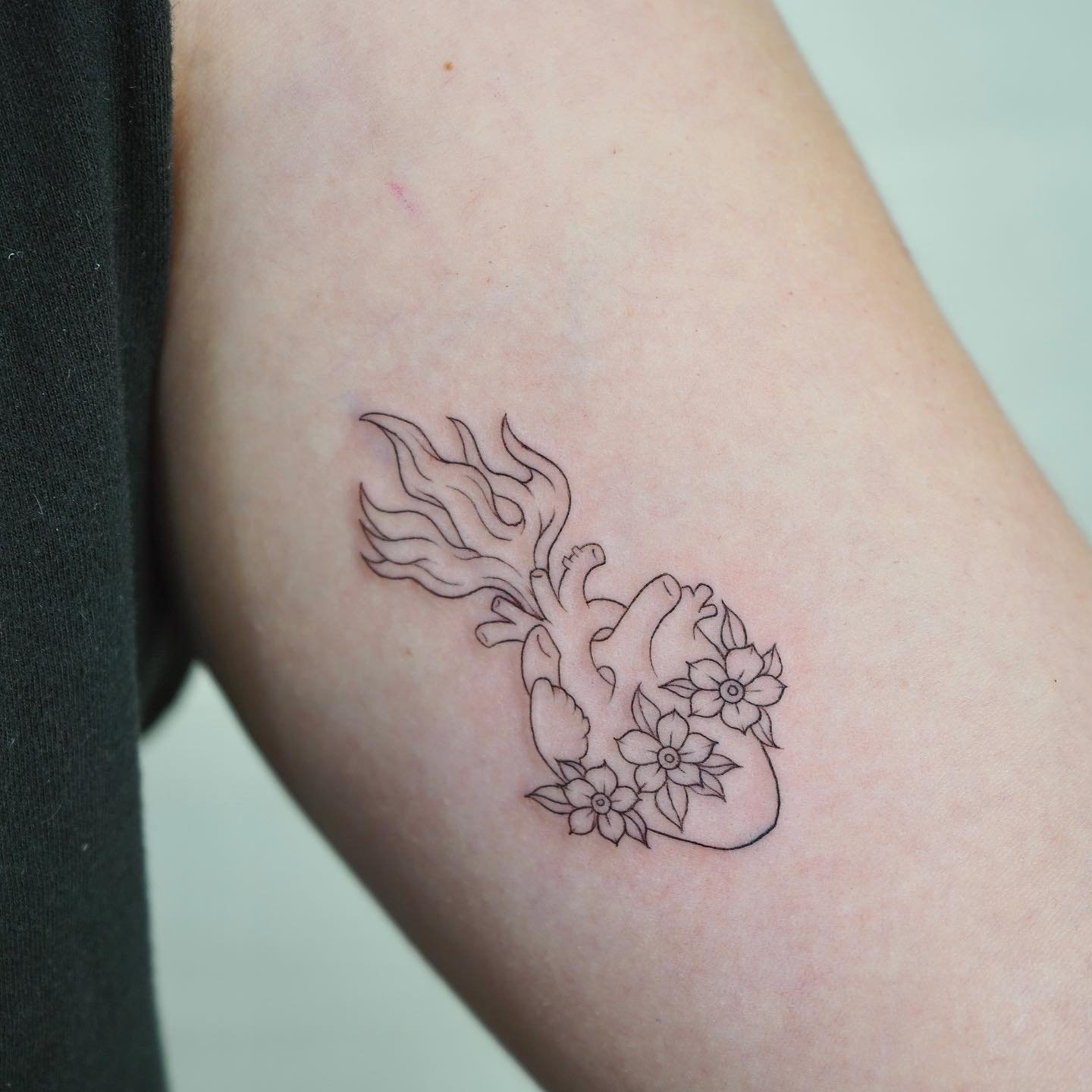 Tatuaje de flor en antebrazo, línea fina Sinkply Madrid
