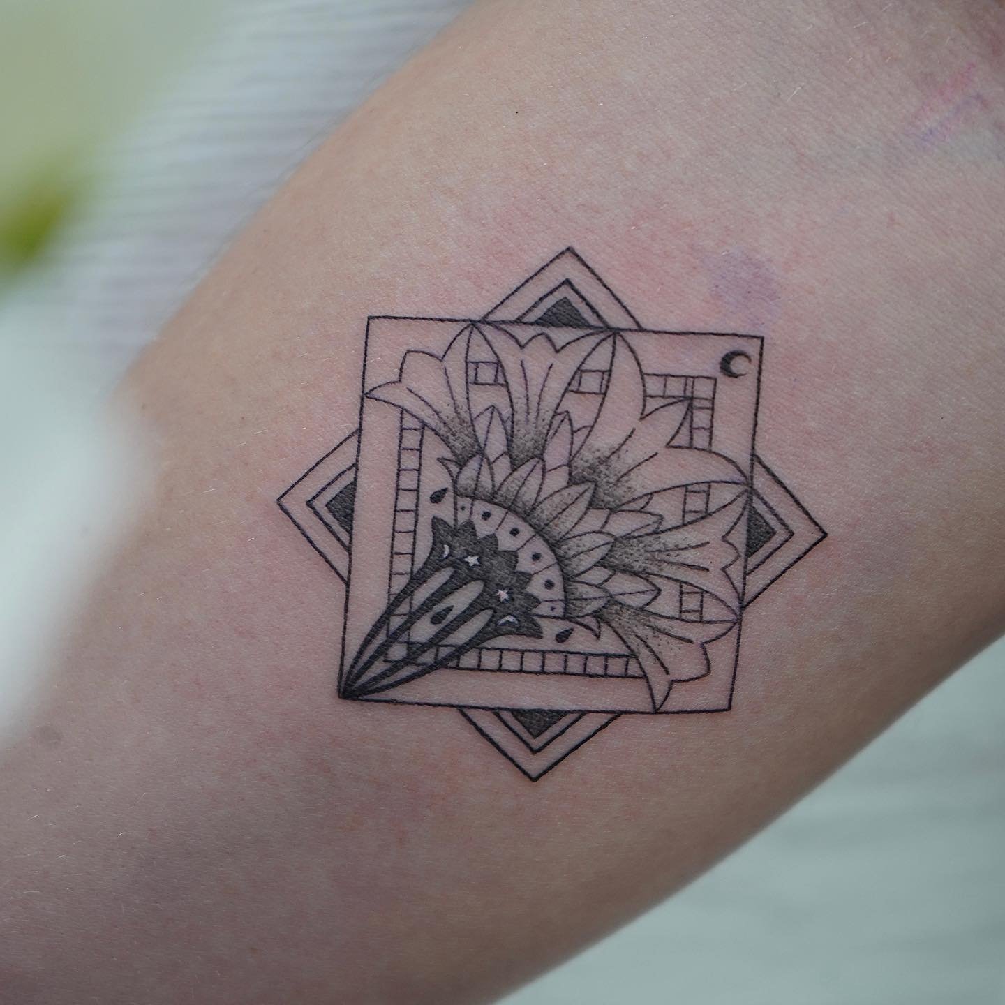 Tatuaje de flor en antebrazo, línea fina Sinkply Madrid