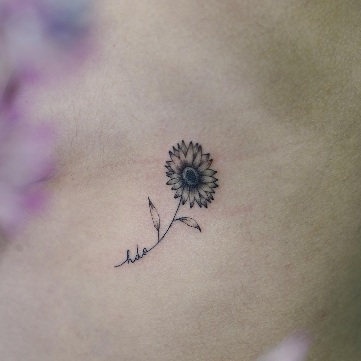 Tatuaje de flor en antebrazo, línea fina Sinkply Madrid