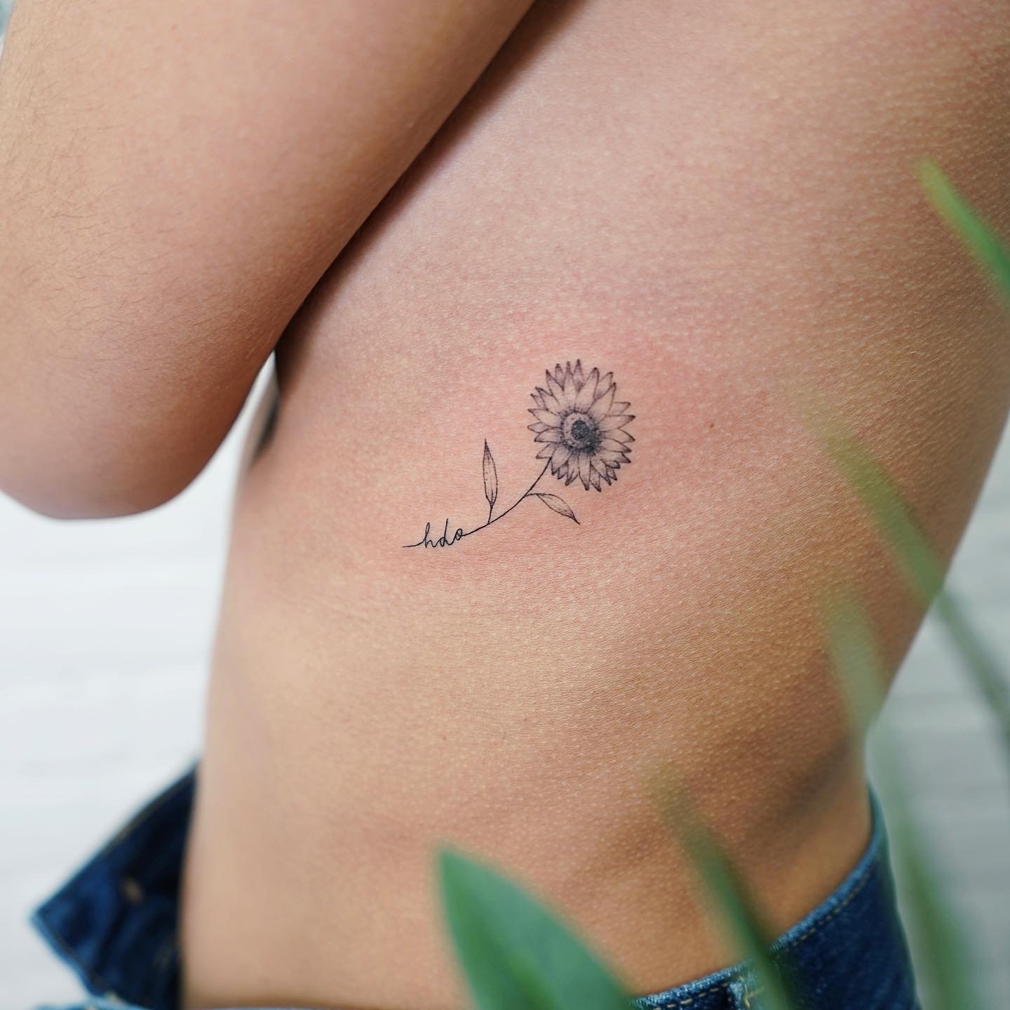 Tatuaje de flor en antebrazo, línea fina Sinkply Madrid