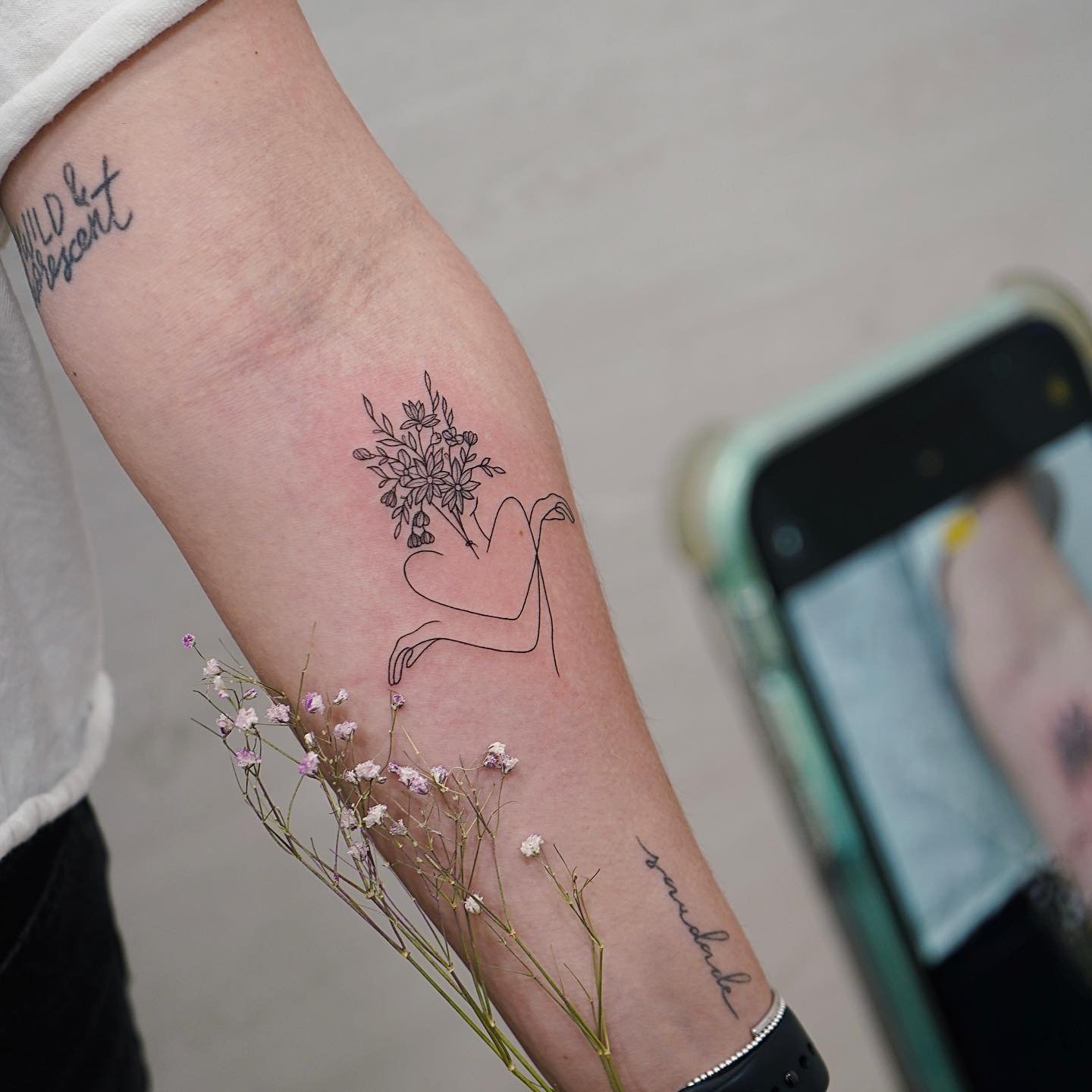 Tatuaje de flor en antebrazo, línea fina Sinkply Madrid