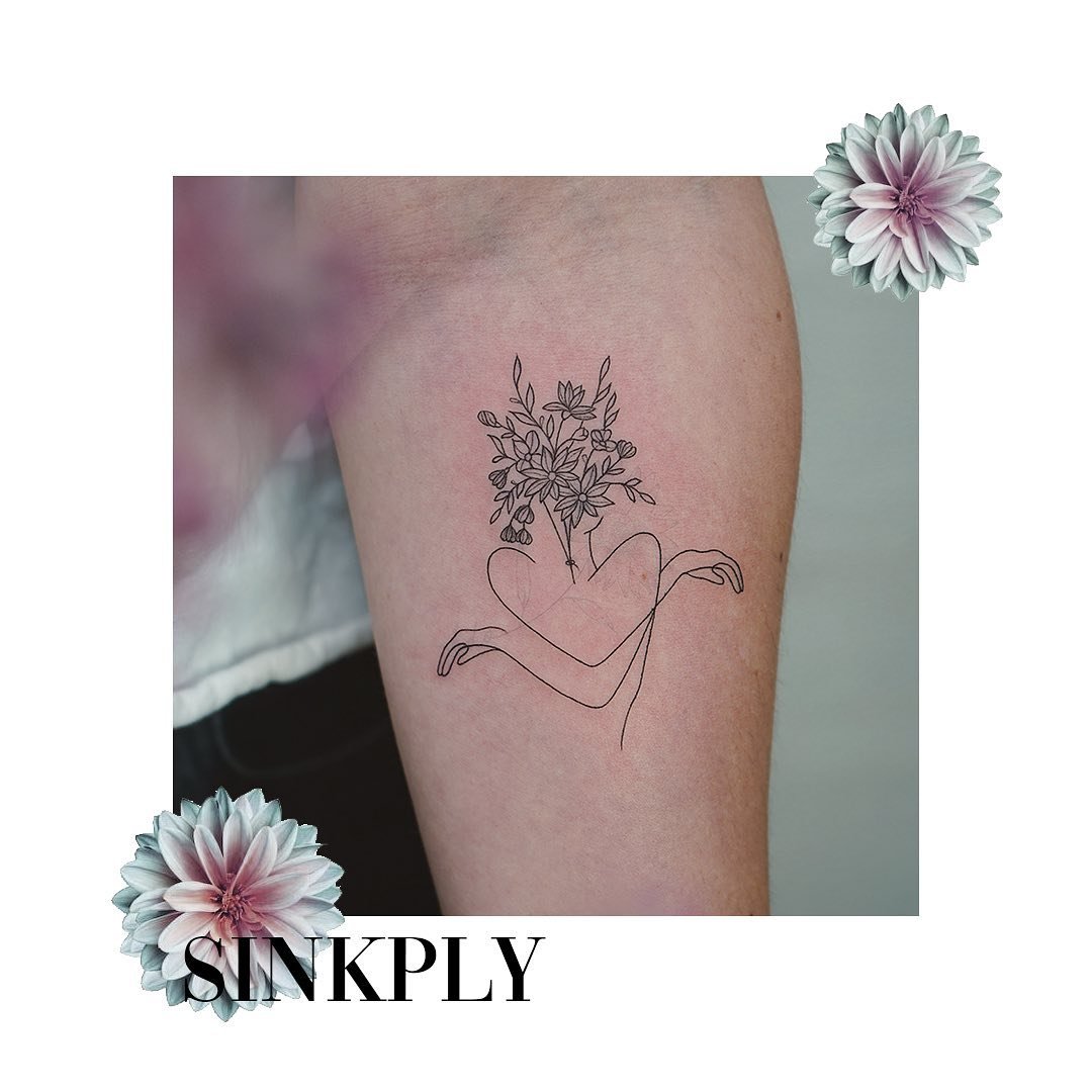 Tatuaje de flor en antebrazo, línea fina Sinkply Madrid