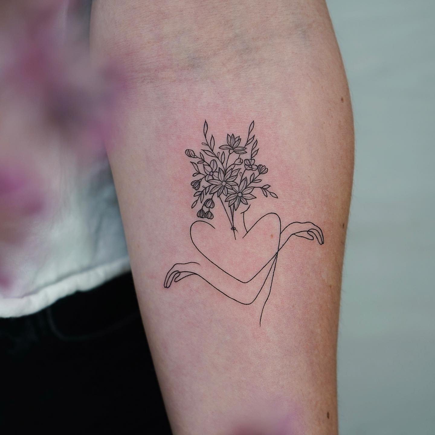 Tatuaje de flor en antebrazo, línea fina Sinkply Madrid