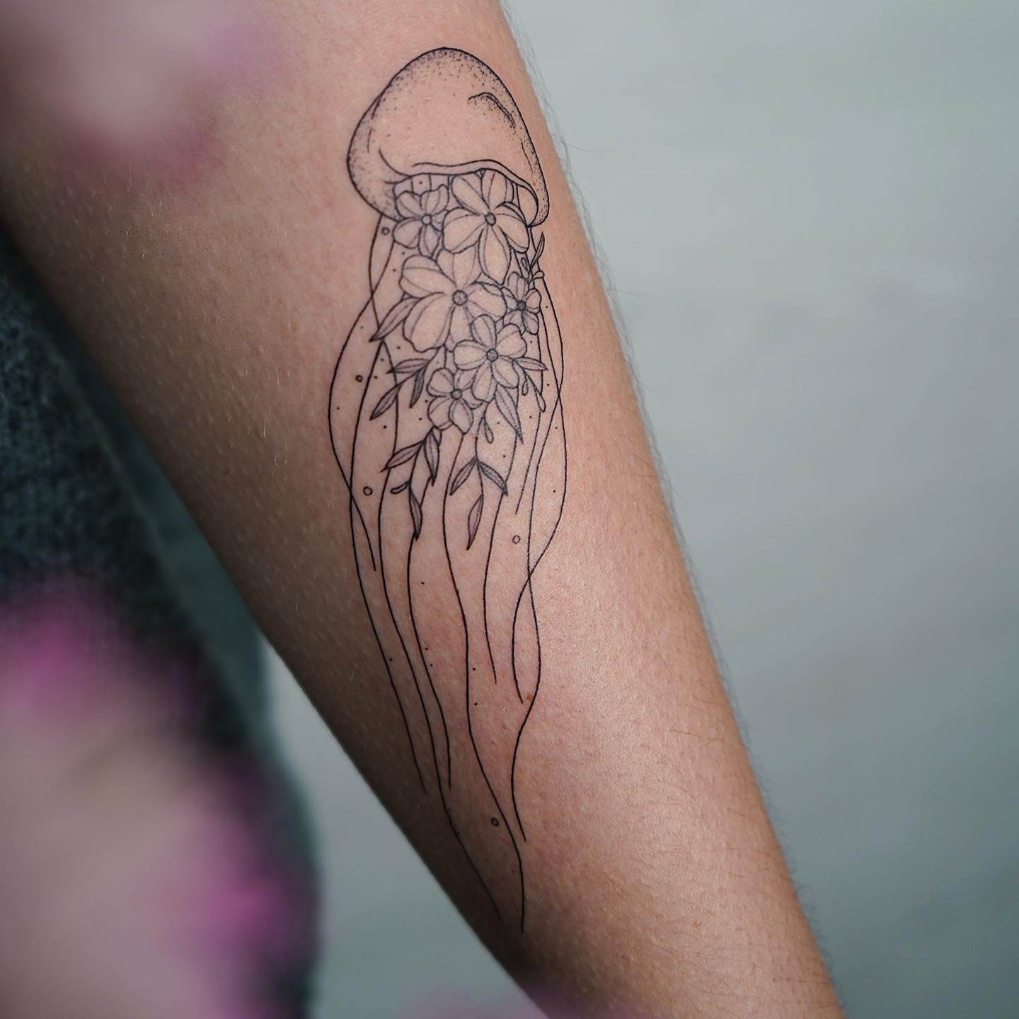 Tatuaje de flor en antebrazo, línea fina Sinkply Madrid