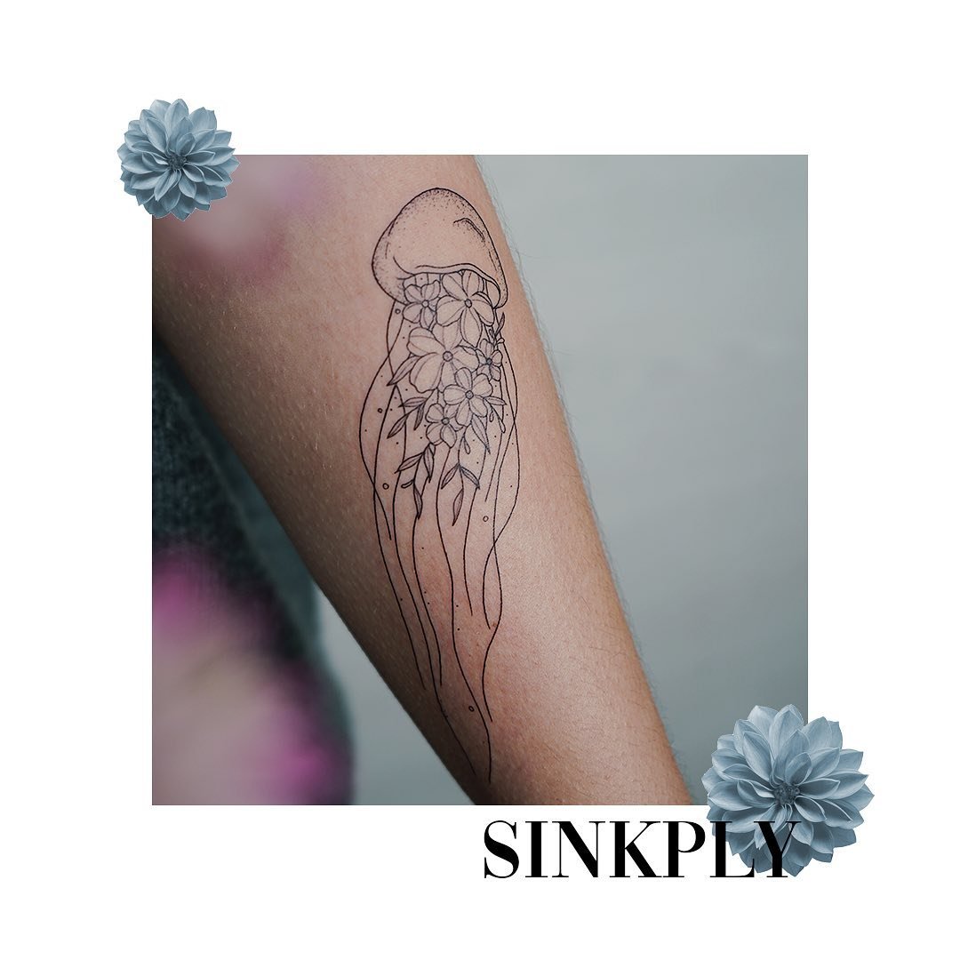 Tatuaje de flor en antebrazo, línea fina Sinkply Madrid