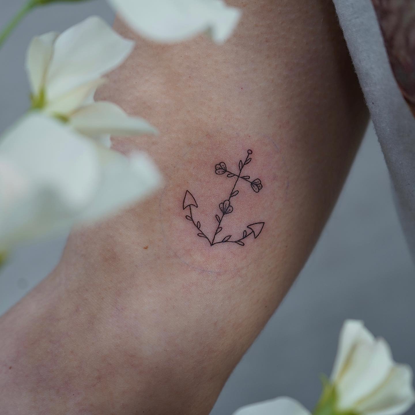 Tatuaje de flor en antebrazo, línea fina Sinkply Madrid
