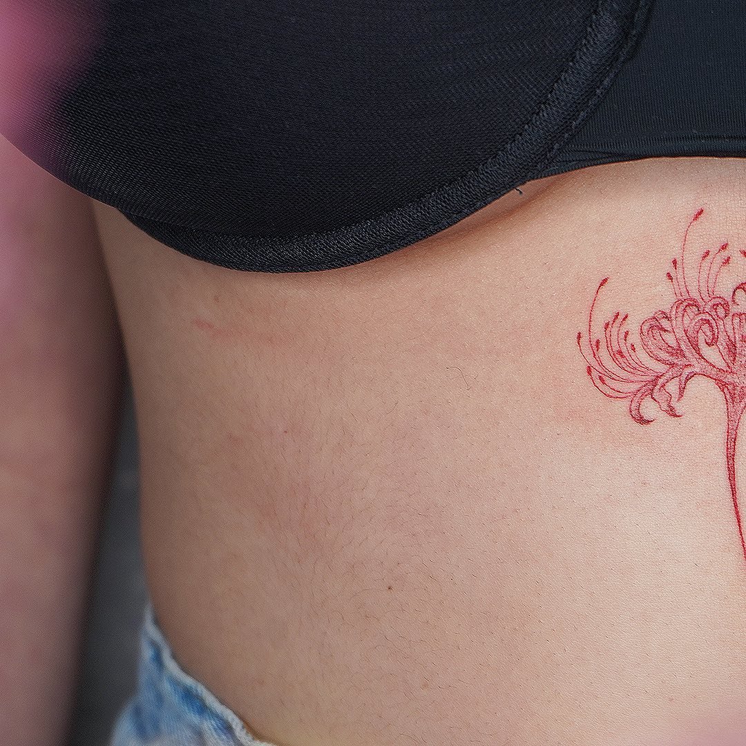 Tatuaje de flor en antebrazo, línea fina Sinkply Madrid