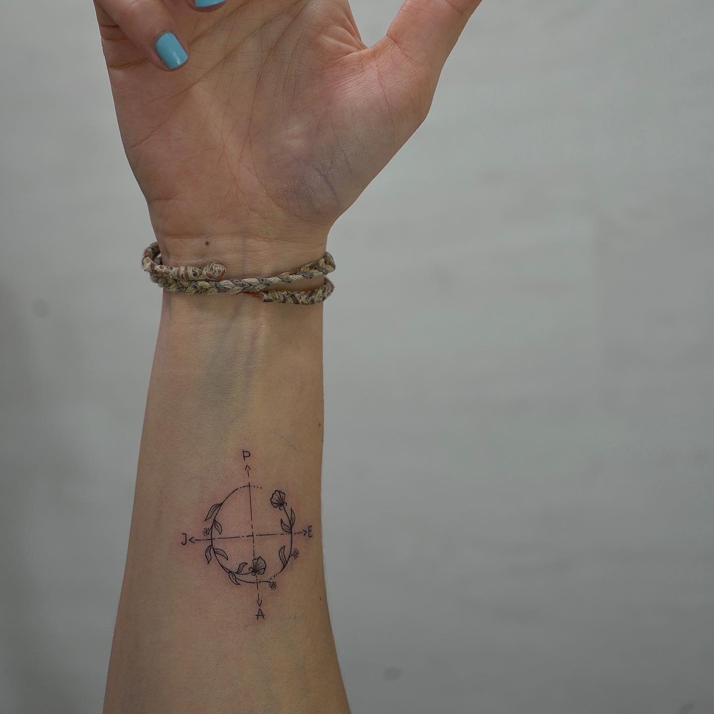 Tatuaje de flor en antebrazo, línea fina Sinkply Madrid