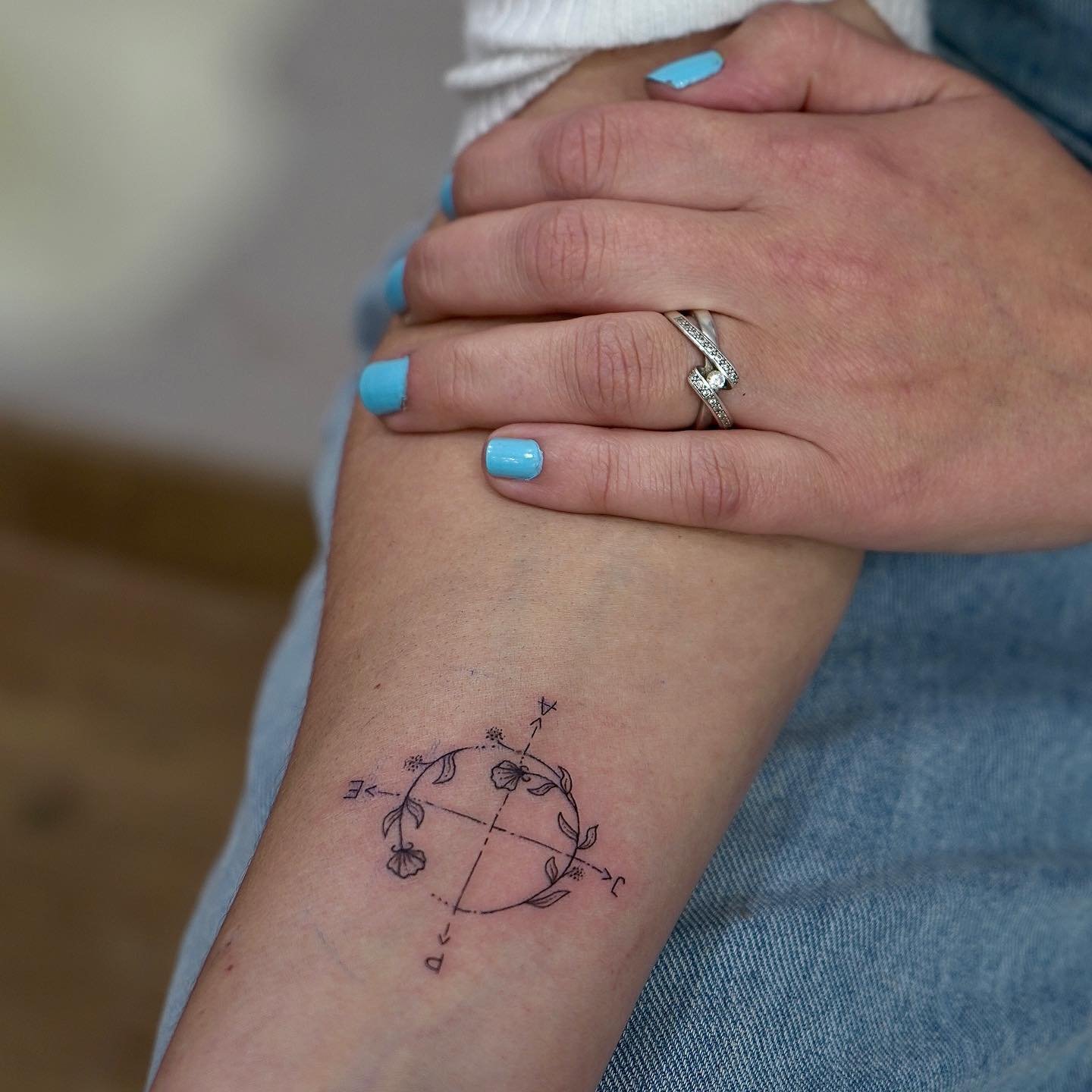 Tatuaje de flor en antebrazo, línea fina Sinkply Madrid