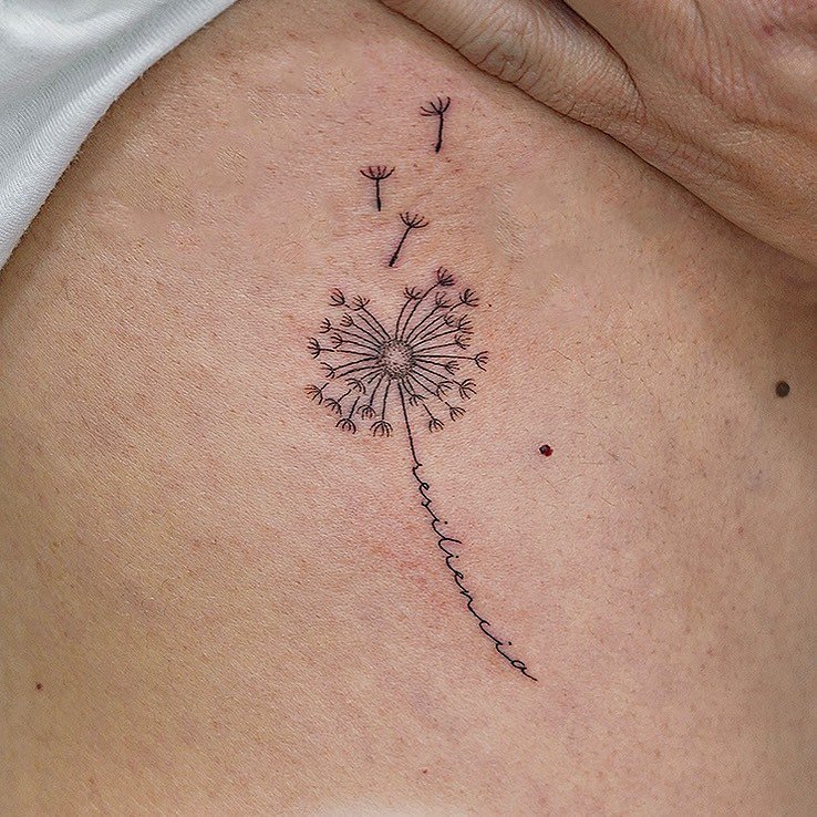 Tatuaje de flor en antebrazo, línea fina Sinkply Madrid