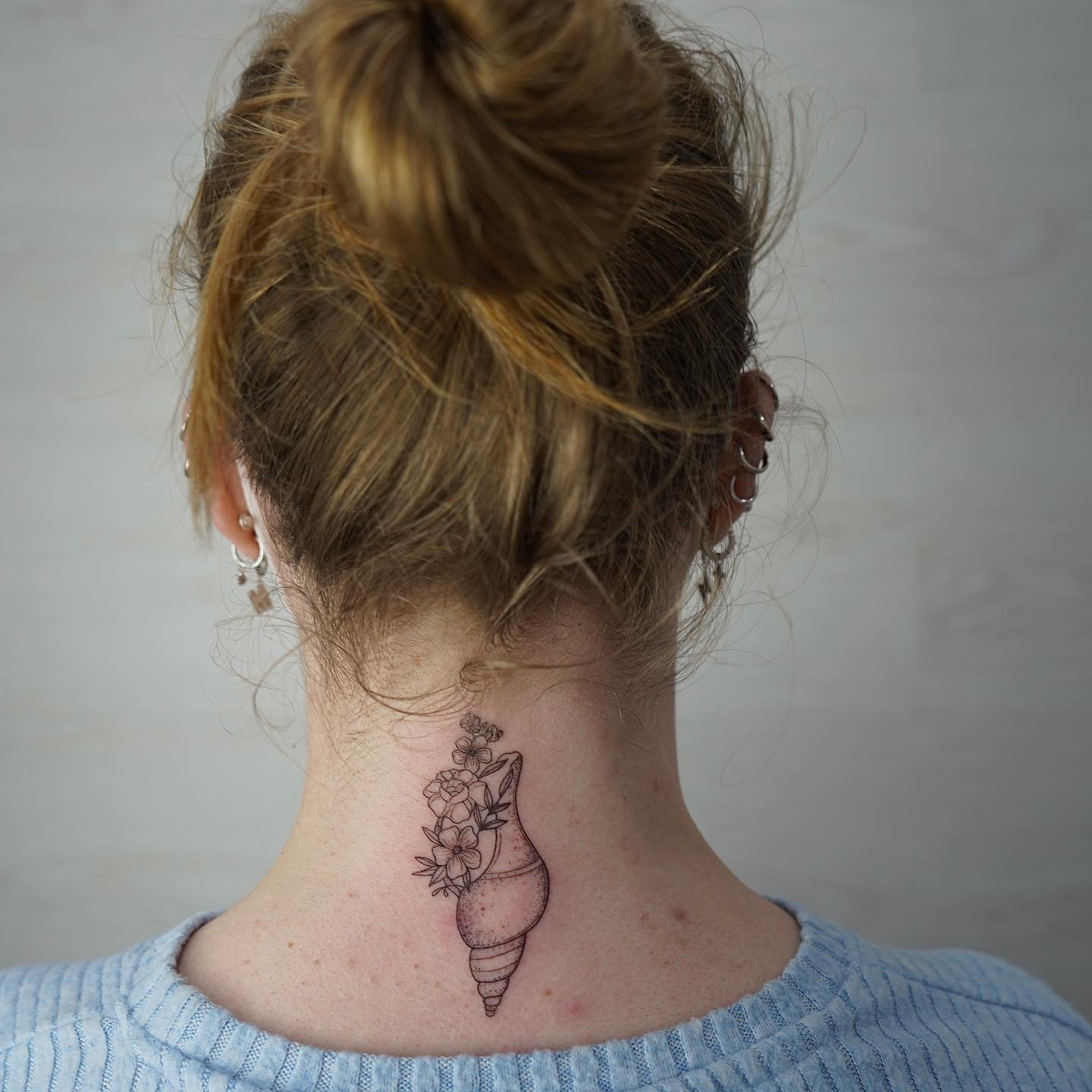 Tatuaje de flor en antebrazo, línea fina Sinkply Madrid