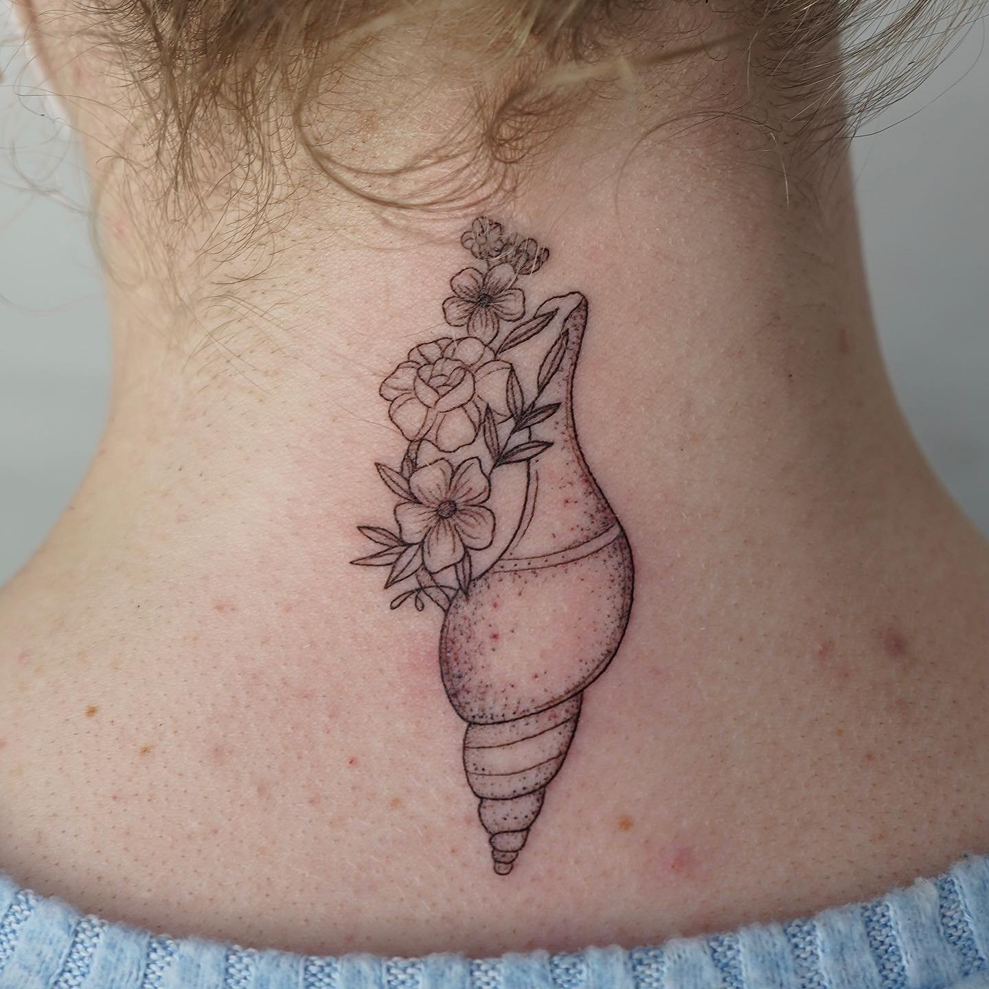 Tatuaje de flor en antebrazo, línea fina Sinkply Madrid