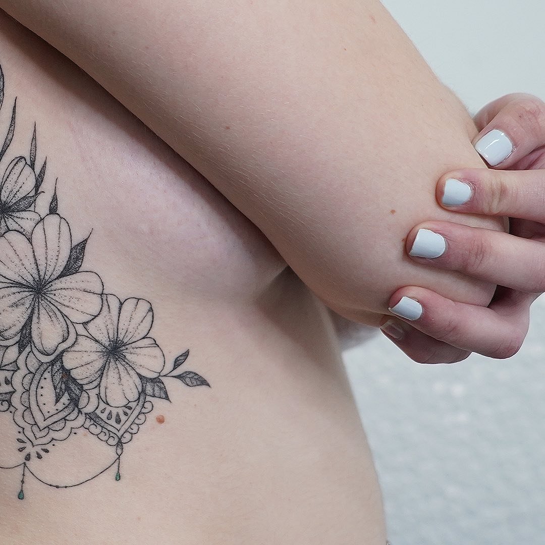 Tatuaje de flor en antebrazo, línea fina Sinkply Madrid