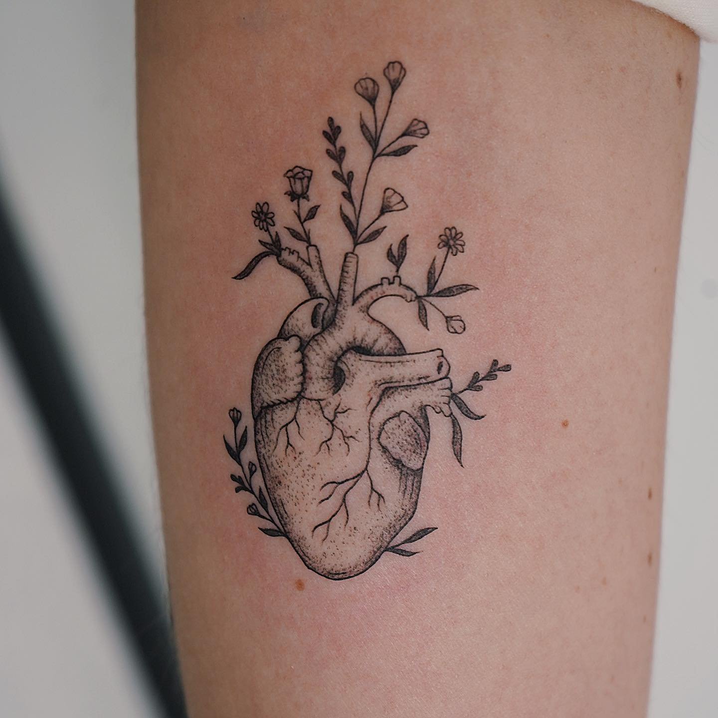 Tatuaje de flor en antebrazo, línea fina Sinkply Madrid