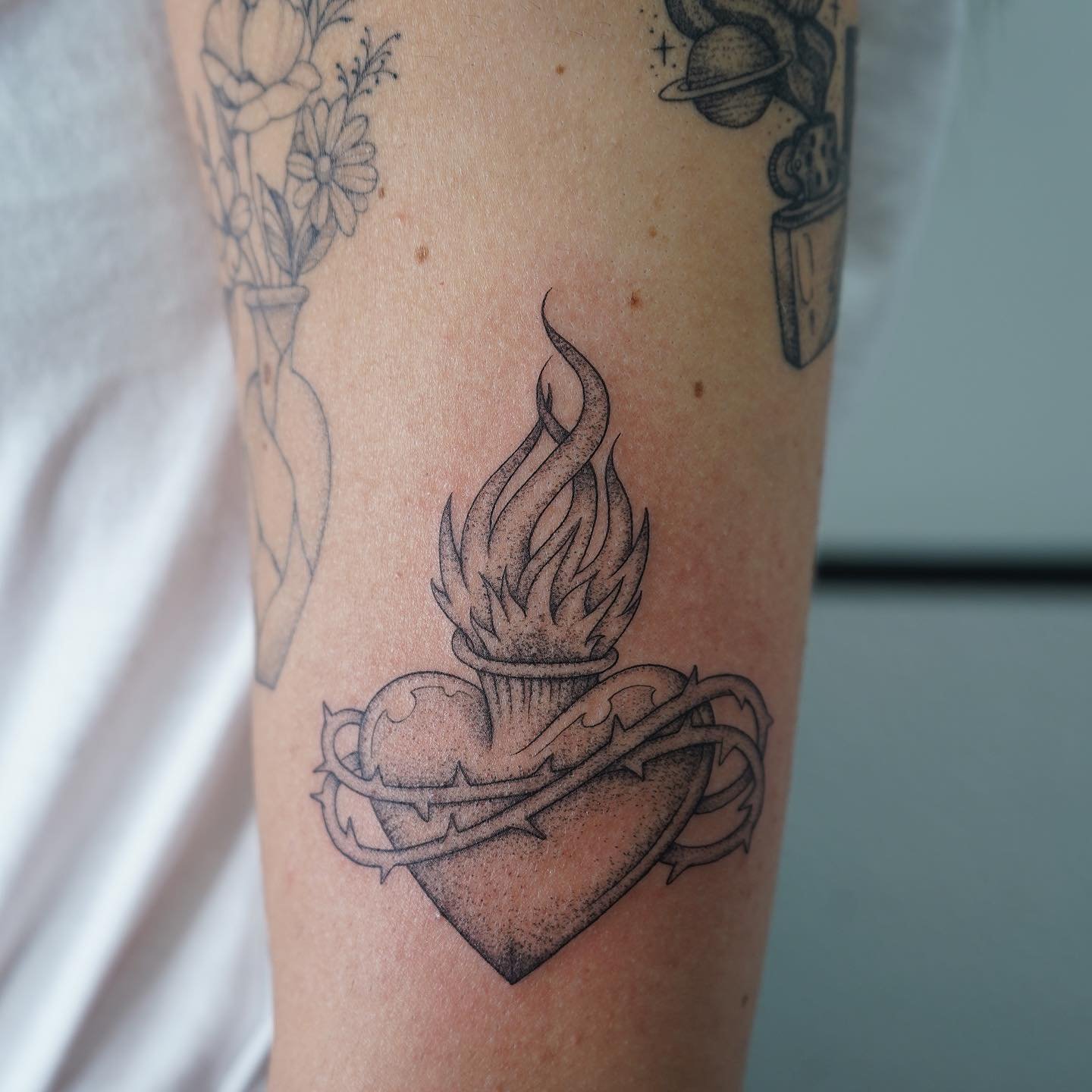 Tatuaje de flor en antebrazo, línea fina Sinkply Madrid