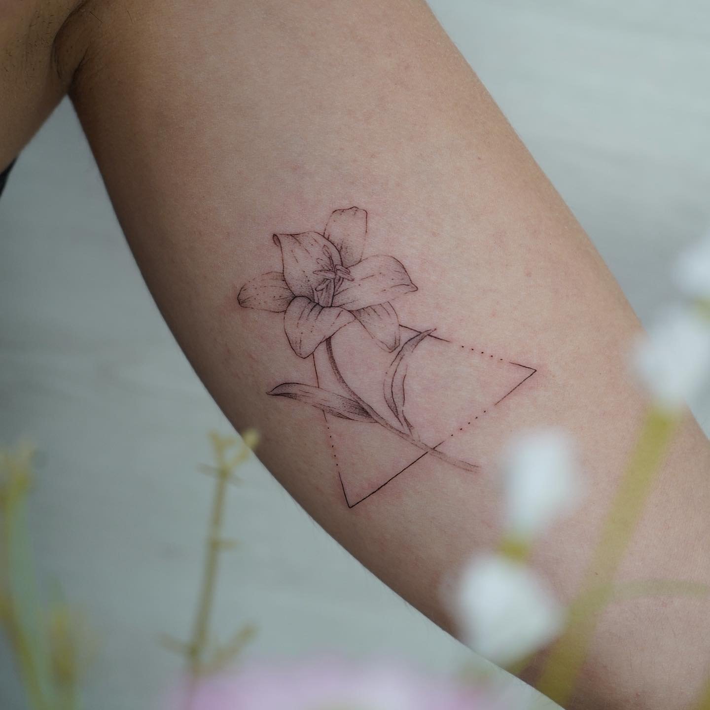 Tatuaje de flor en antebrazo, línea fina Sinkply Madrid