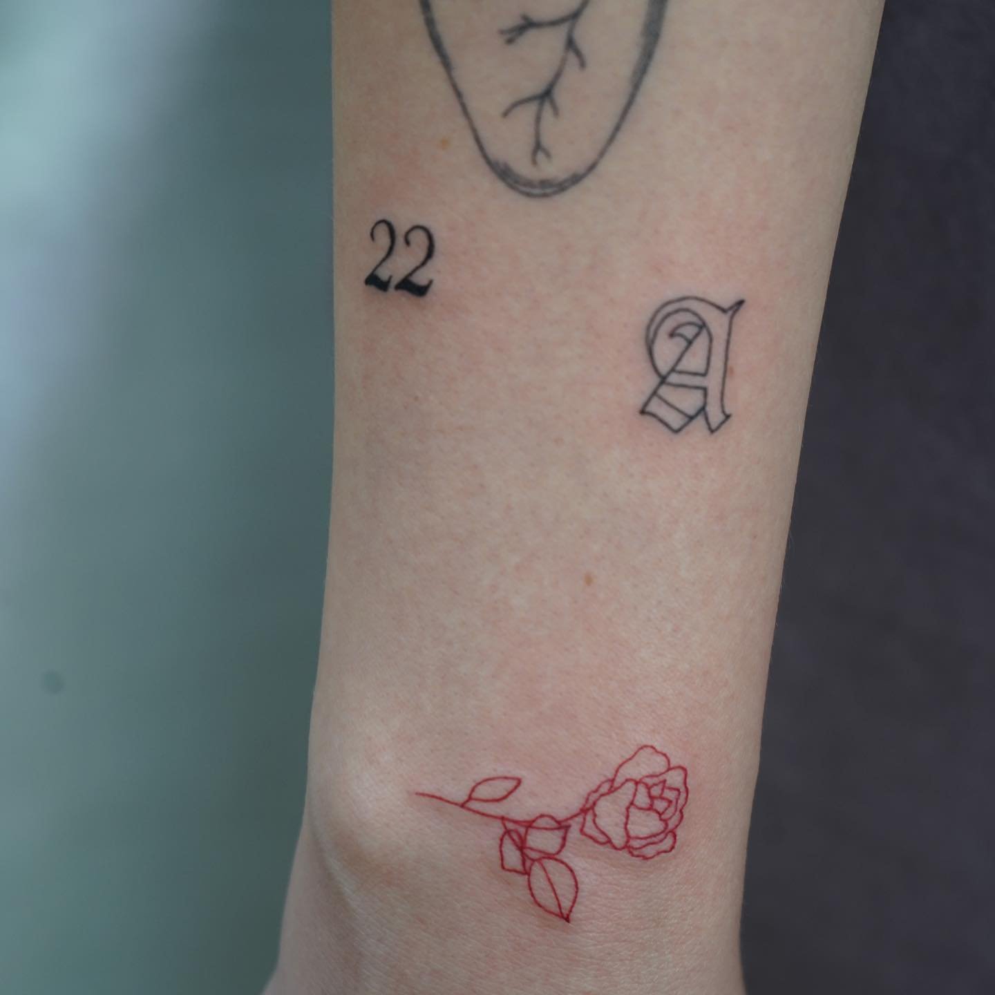 Tatuaje de flor en antebrazo, línea fina Sinkply Madrid
