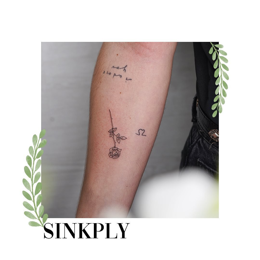 Tatuaje de flor en antebrazo, línea fina Sinkply Madrid