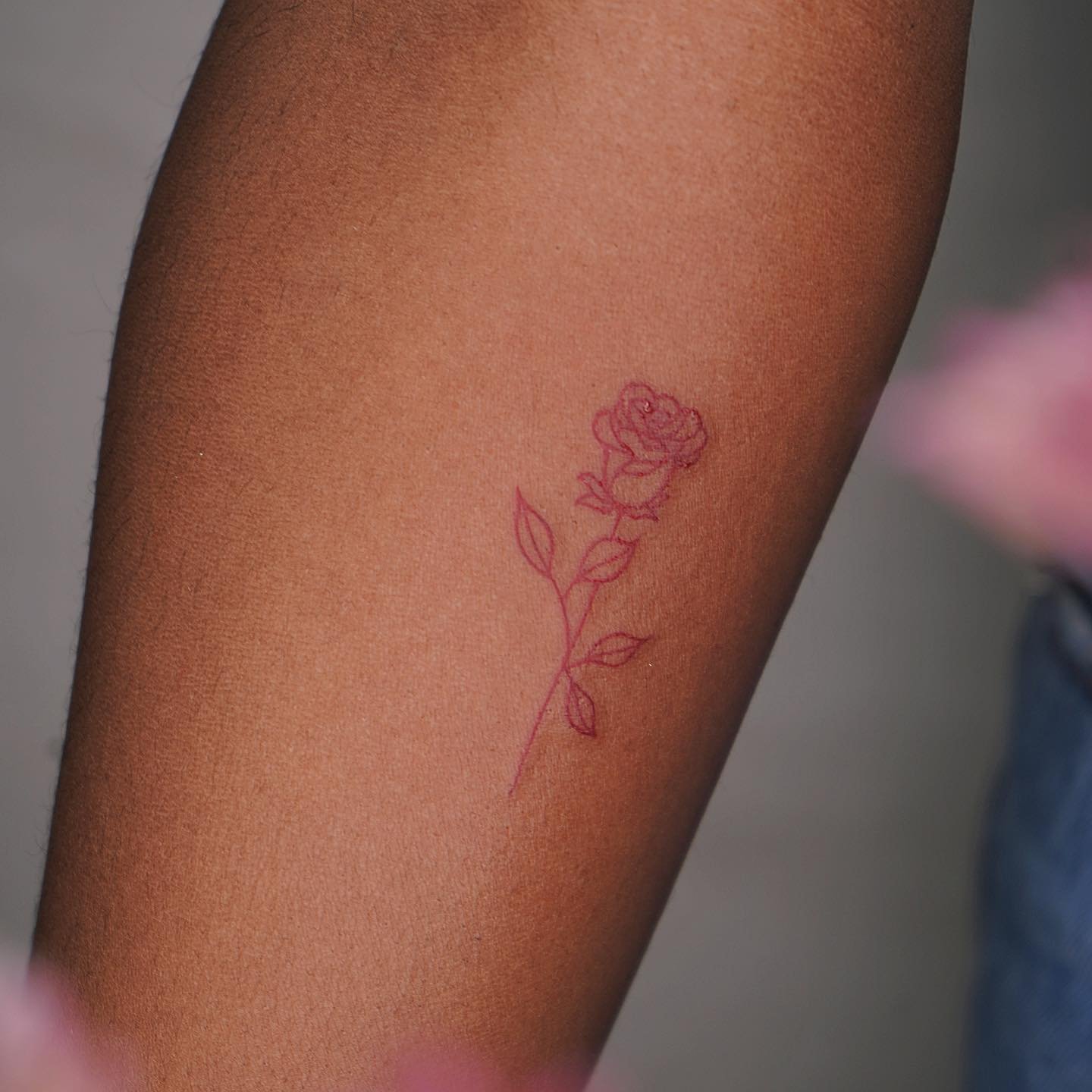 Tatuaje de flor en antebrazo, línea fina Sinkply Madrid