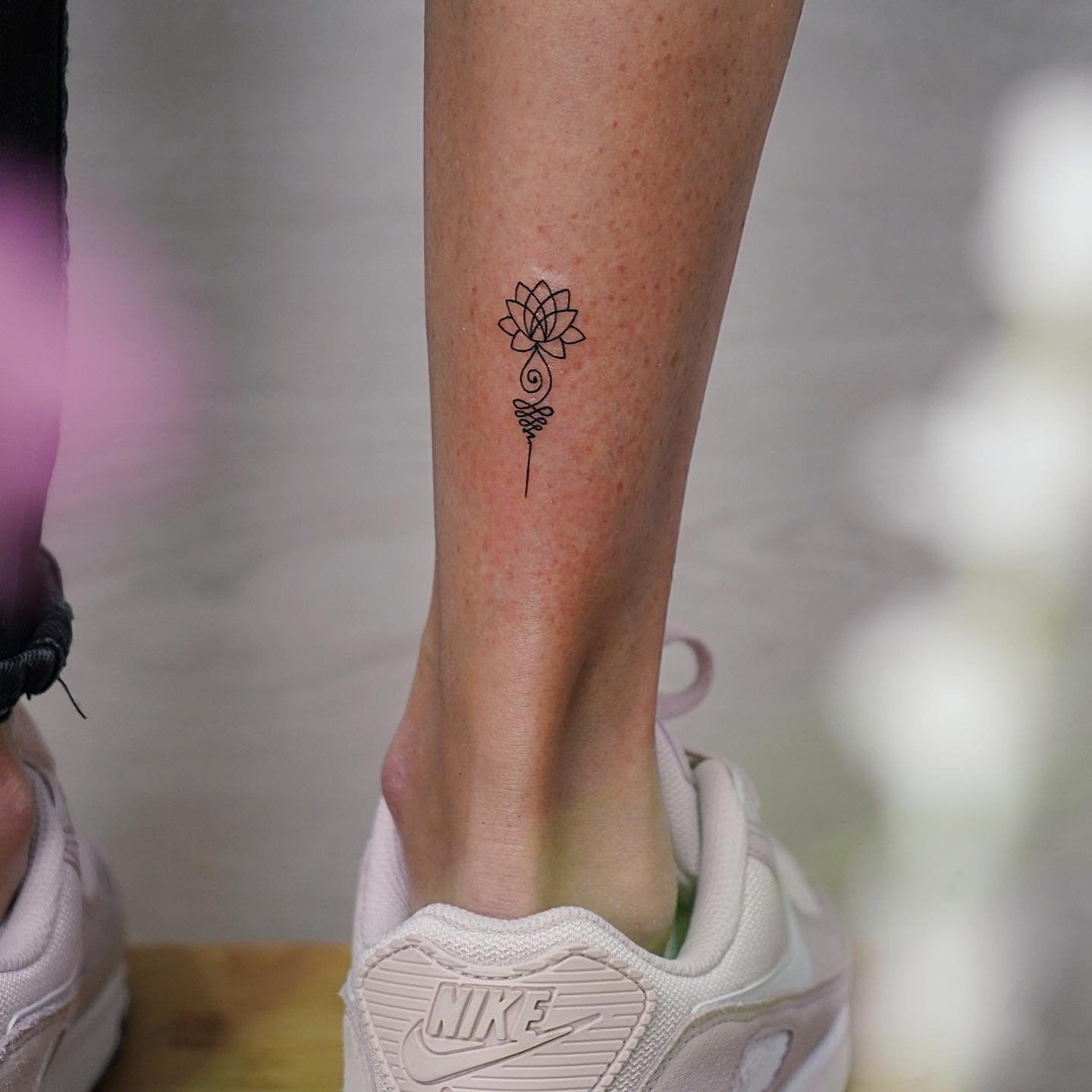 Tatuaje de flor en antebrazo, línea fina Sinkply Madrid