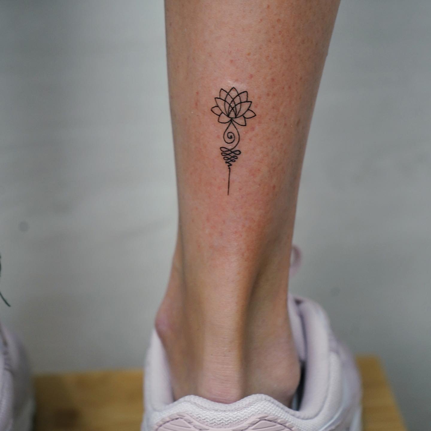 Tatuaje de flor en antebrazo, línea fina Sinkply Madrid