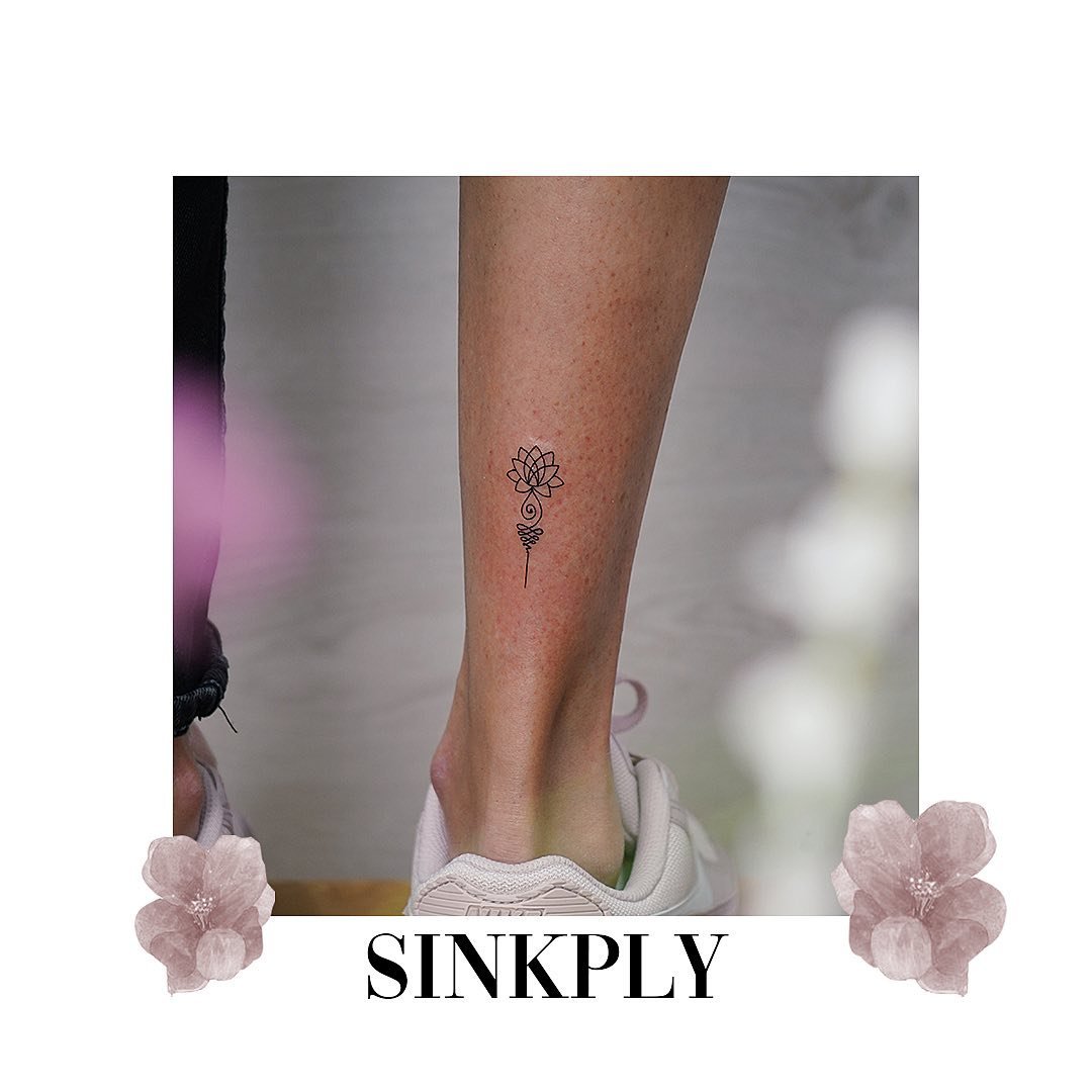 Tatuaje de flor en antebrazo, línea fina Sinkply Madrid