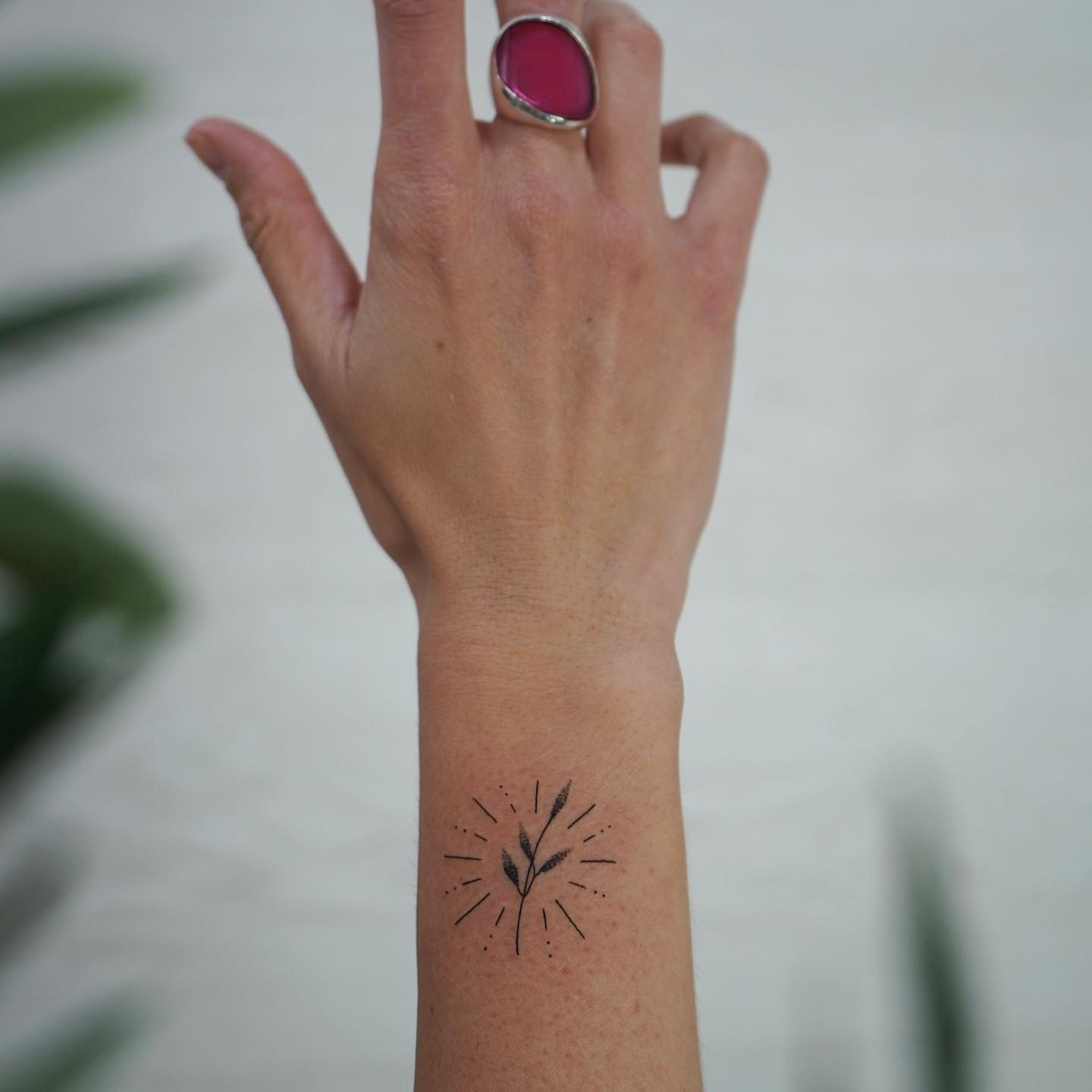 Tatuaje de flor en antebrazo, línea fina Sinkply Madrid