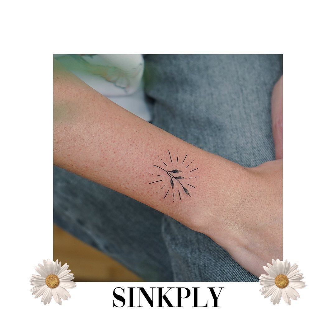 Tatuaje de flor en antebrazo, línea fina Sinkply Madrid