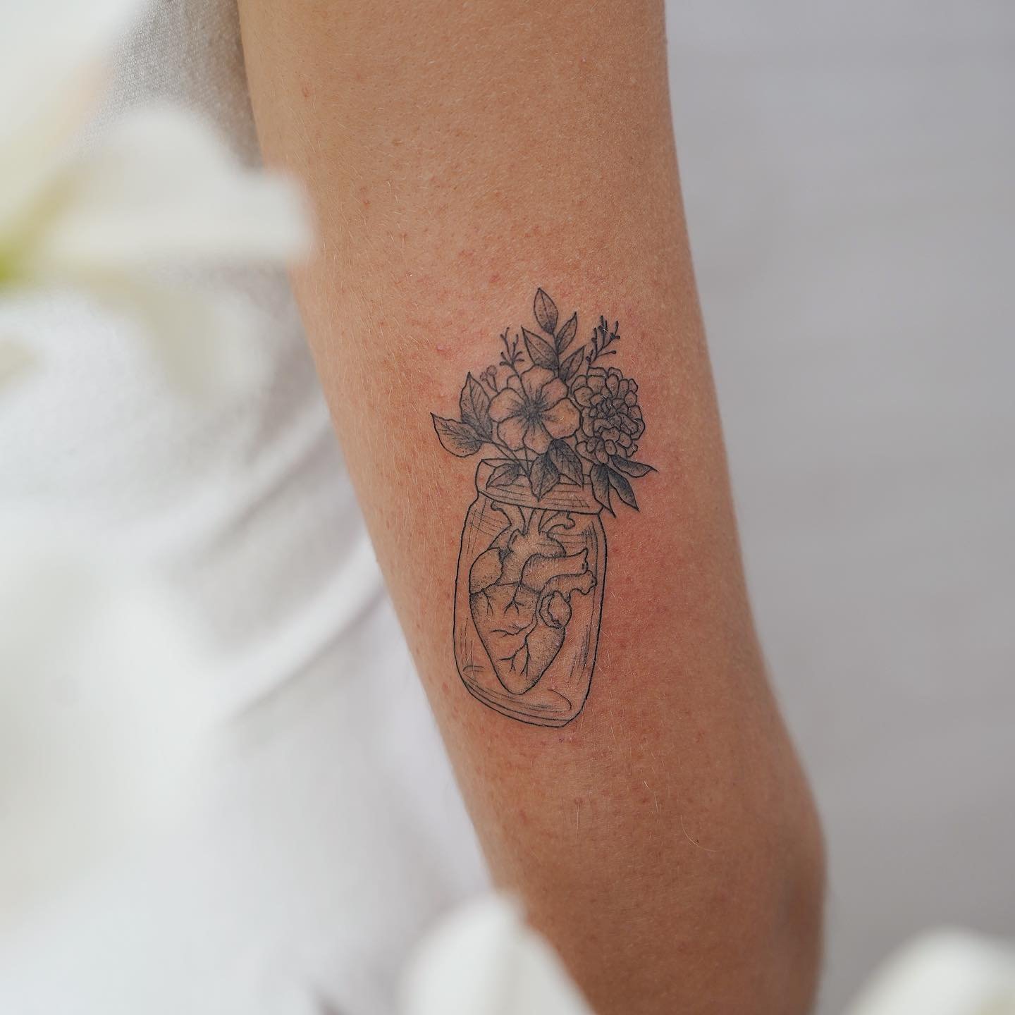 Tatuaje de flor en antebrazo, línea fina Sinkply Madrid