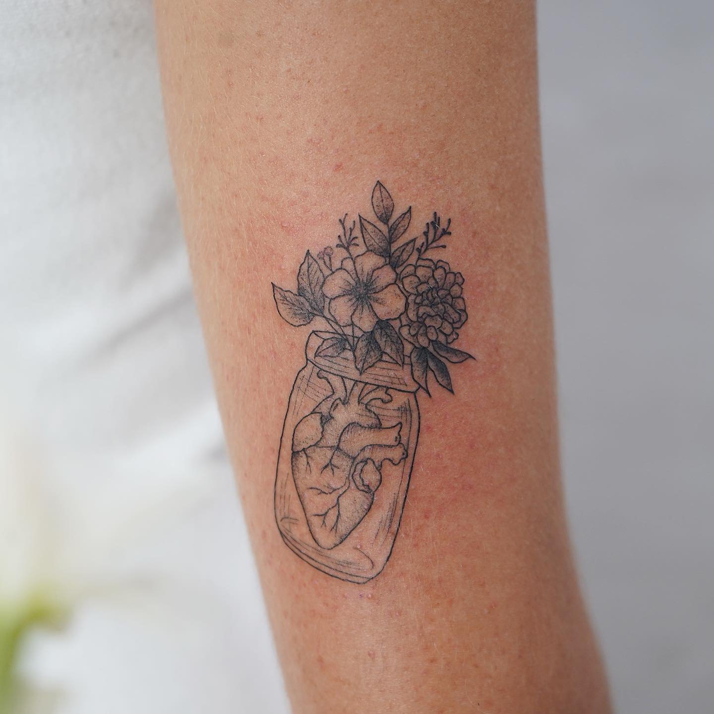 Tatuaje de flor en antebrazo, línea fina Sinkply Madrid