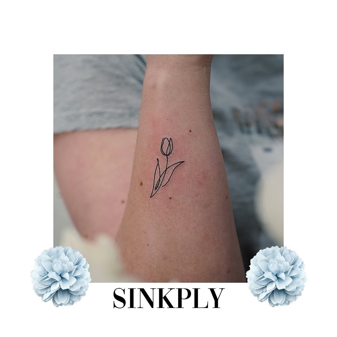 Tatuaje de flor en antebrazo, línea fina Sinkply Madrid