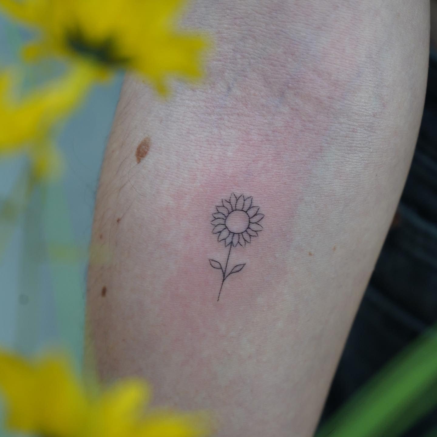 Tatuaje de flor en antebrazo, línea fina Sinkply Madrid