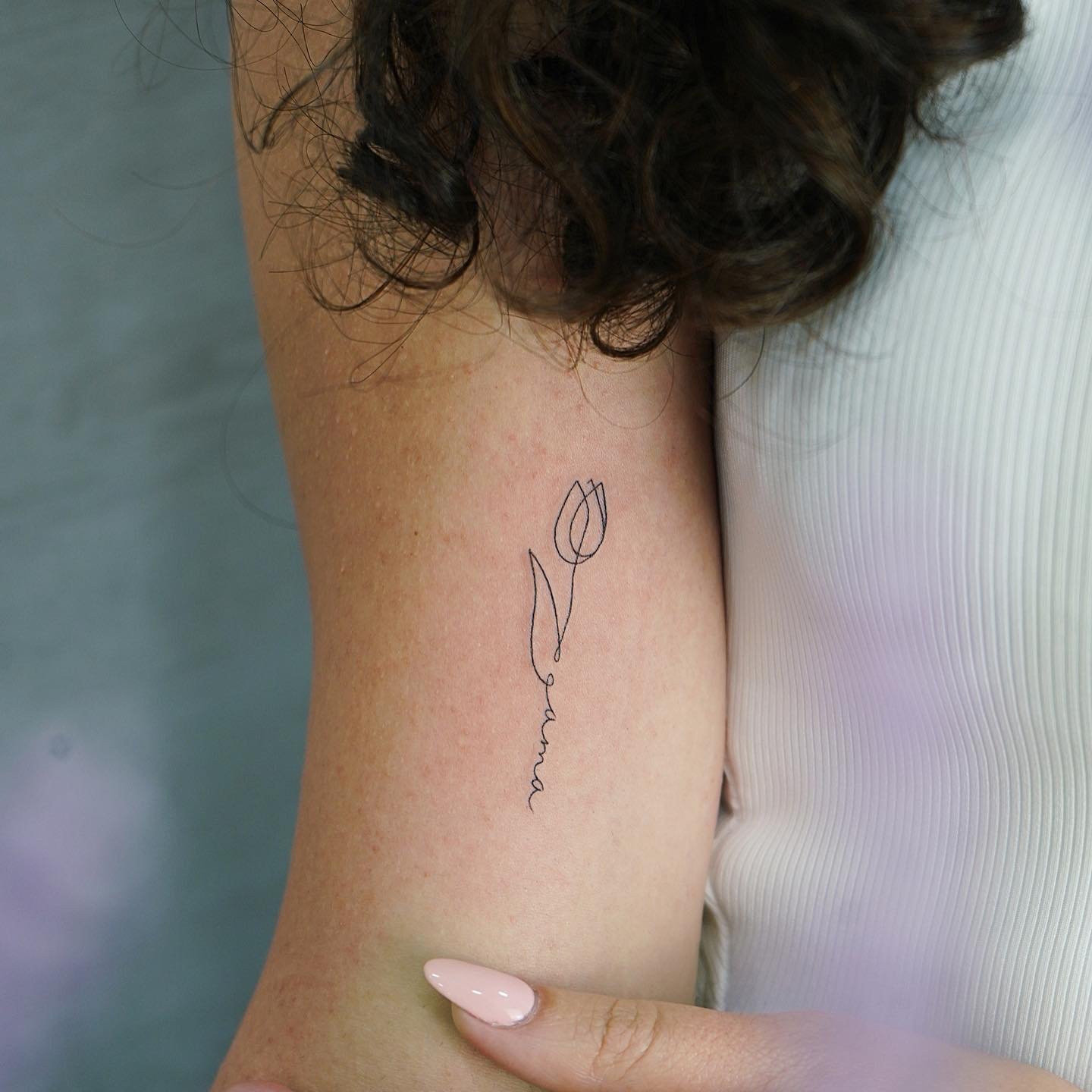 Tatuaje de flor en antebrazo, línea fina Sinkply Madrid