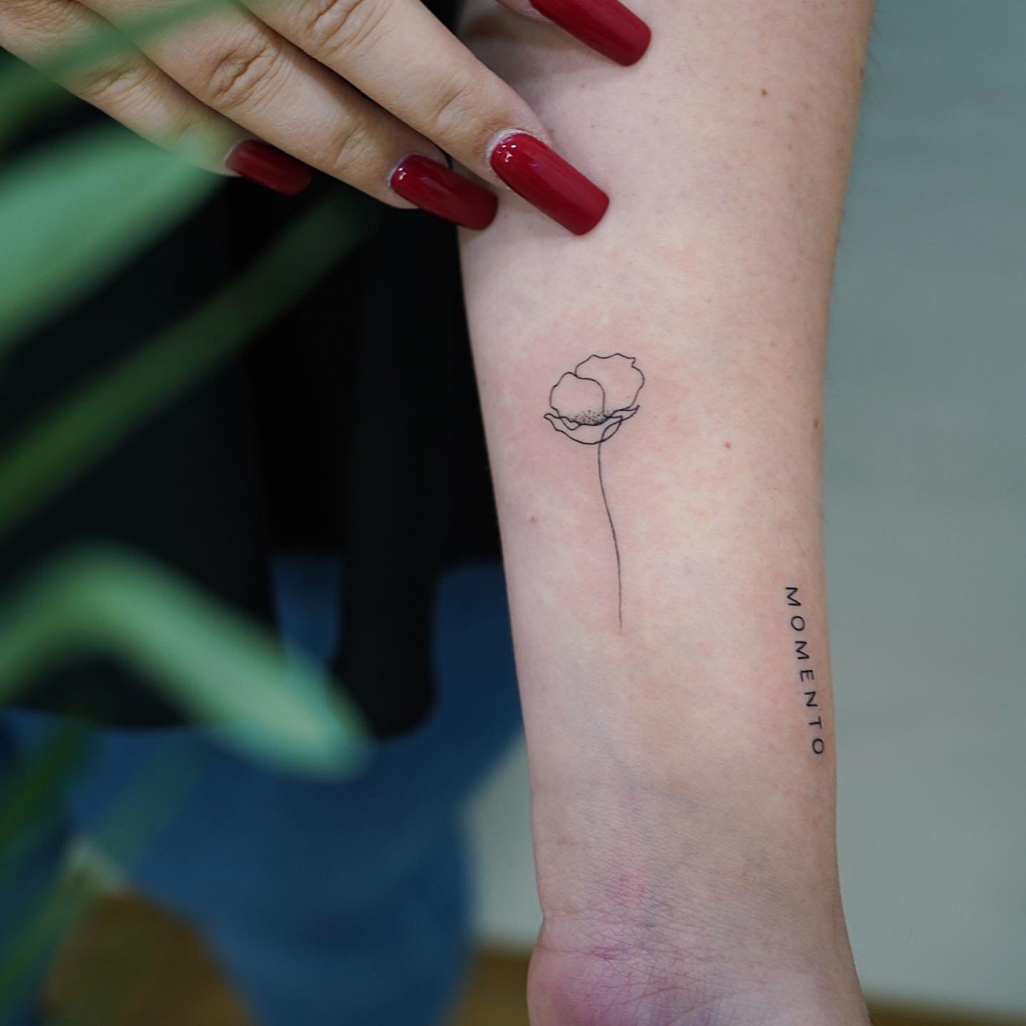 Tatuaje de flor en antebrazo, línea fina Sinkply Madrid