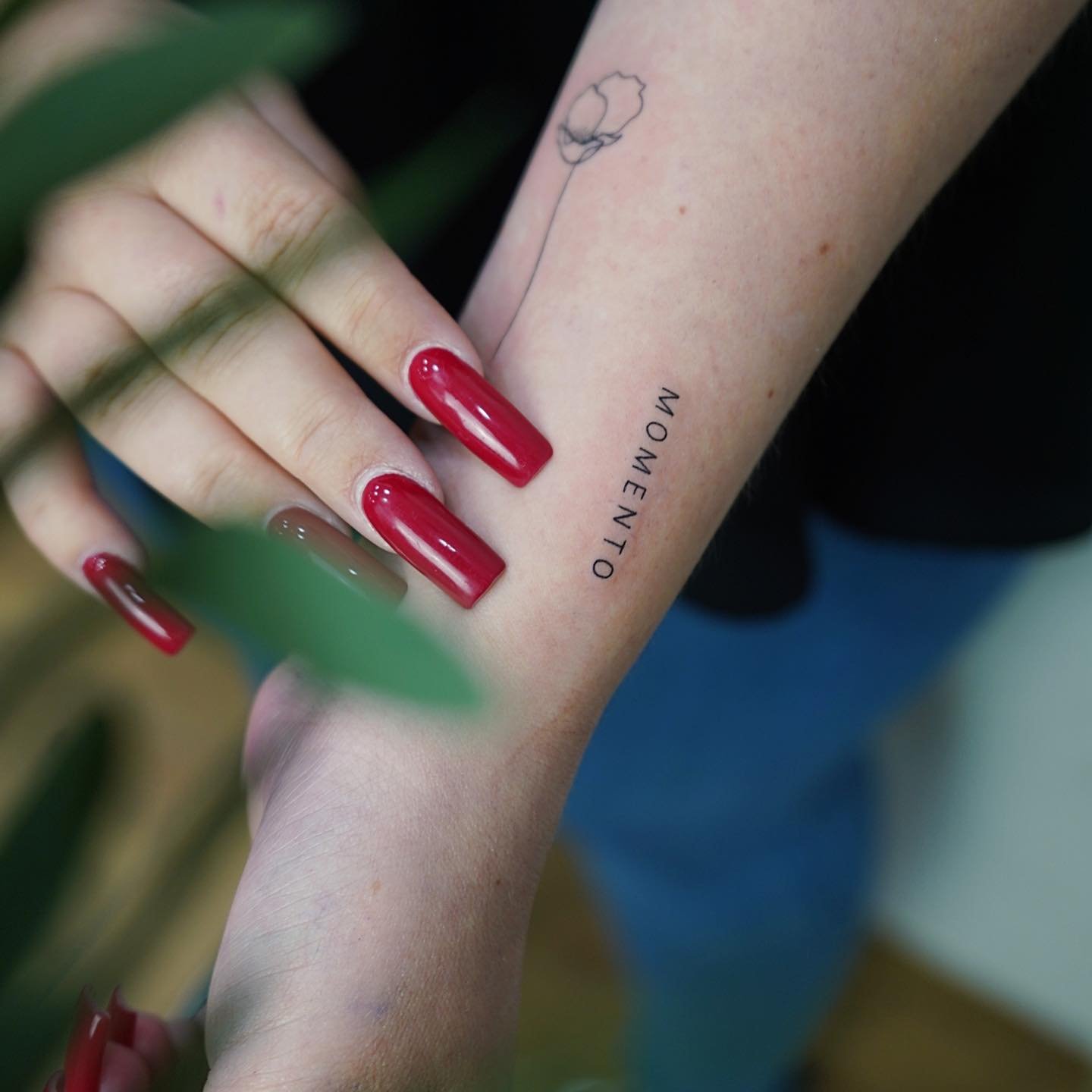Tatuaje de flor en antebrazo, línea fina Sinkply Madrid